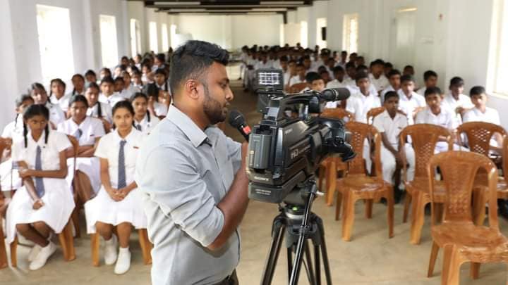 පාසල් මාධ්ය සමාජ බලගැන්වීමේ වැඩසටහනනේ තවත් අදියරක් උඩිස්පත්තුව ද්වීතියික පාසලේදී. පාසල් දරුවන්ගේ මාධ්ය සාක්ෂරතාව වැඩිදියුණු කිරීම තුළින් සත් මාධ්ය කලාවක් භාවිතයට දරුවන් හුරු කිරීම හා නූතන සමාජ ආර්ථික හා දේශපාලන විචල්යන් අවබෝධ කොටගෙන නිවැරදිව සිය අනාගත