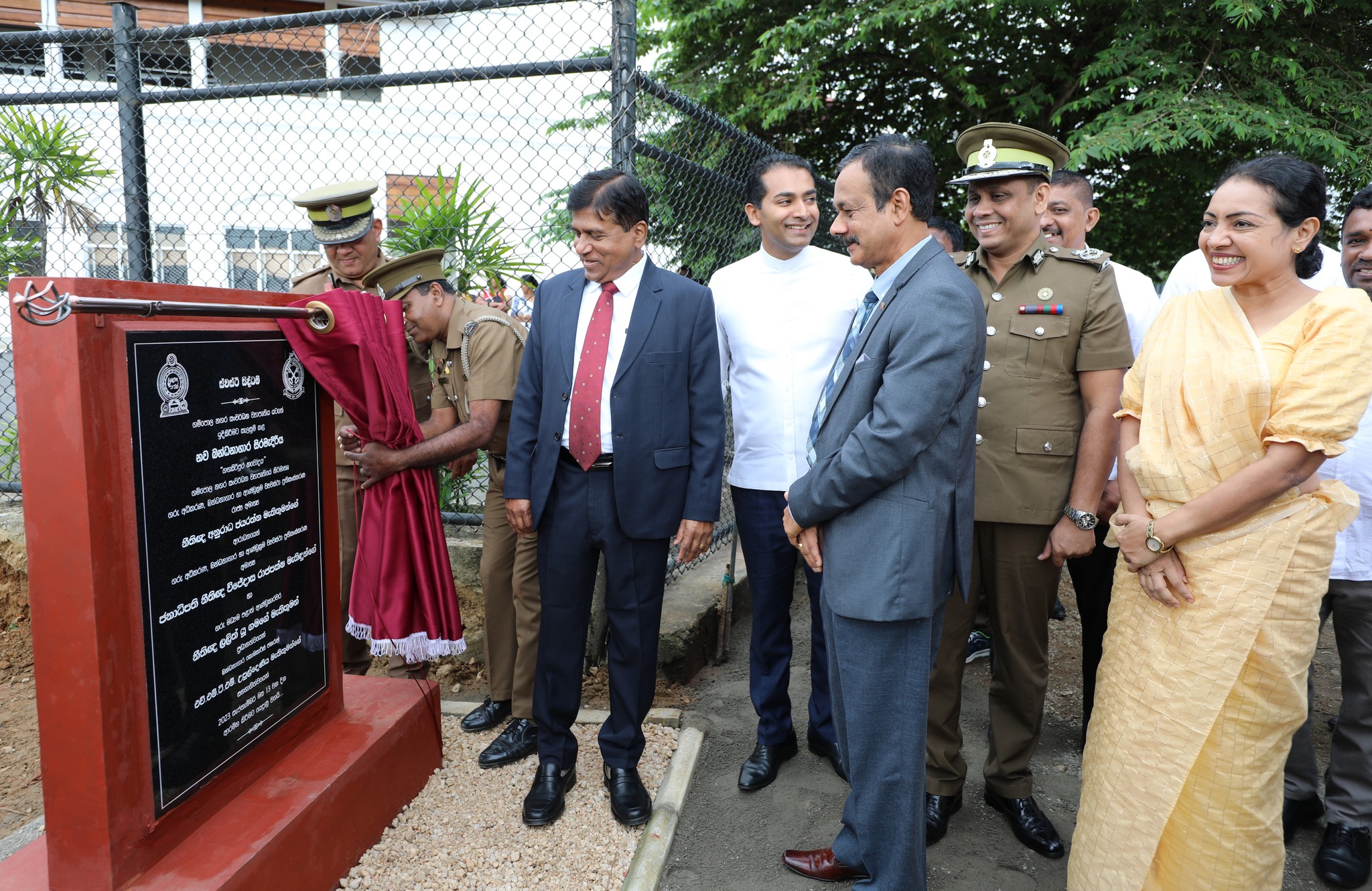 ගගසිරිපුර නවෝදය” ගම්පොල නගර සංවර්ධන ව්යාපෘතිය යටතේ ඉදිකිරීමට සැලසුම් කළ නව බන්ධනාගාර සිර මැදිරිය සදහා මුල් ගල් තැබේ