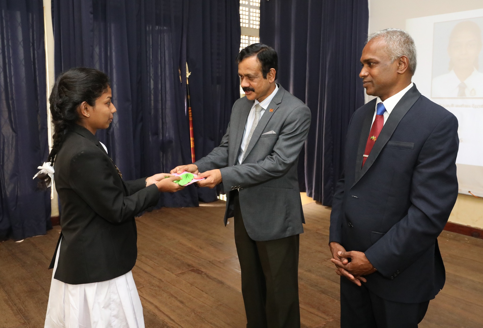 සරසවි වරම් හිමිකරගත් තැන්න විද්යාලයේ දරුවන් මධ්යම ආණ්ඩුකාරවරයාගේ ඇගයීමට