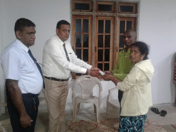 විදුලි පංකාවේ ගැටී මියගිය පුස්සැල්ලාව සිසුවා ගේ පවුලට පළාත් ආණ්ඩුකාර නියමයෙන් රුපියල් ලක්ෂයක්.