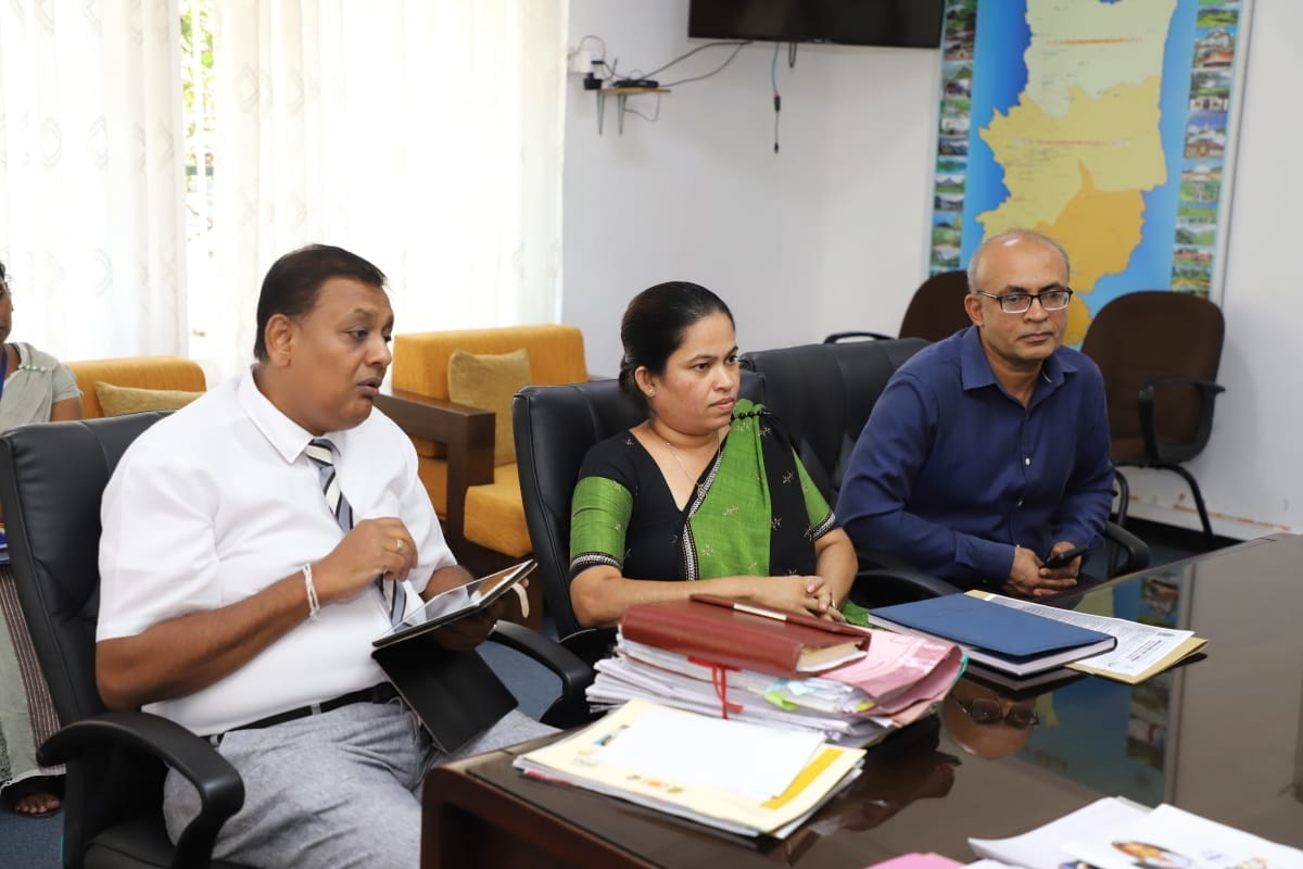යෝජිත දුම්බර කෘෂි සංචාරක සංස්කෘතික ගම්මාන ව්යාපෘතියේ වර්තමාන තත්ත්වය සම්බන්ධයෙන් සාකච්ඡාවක්.