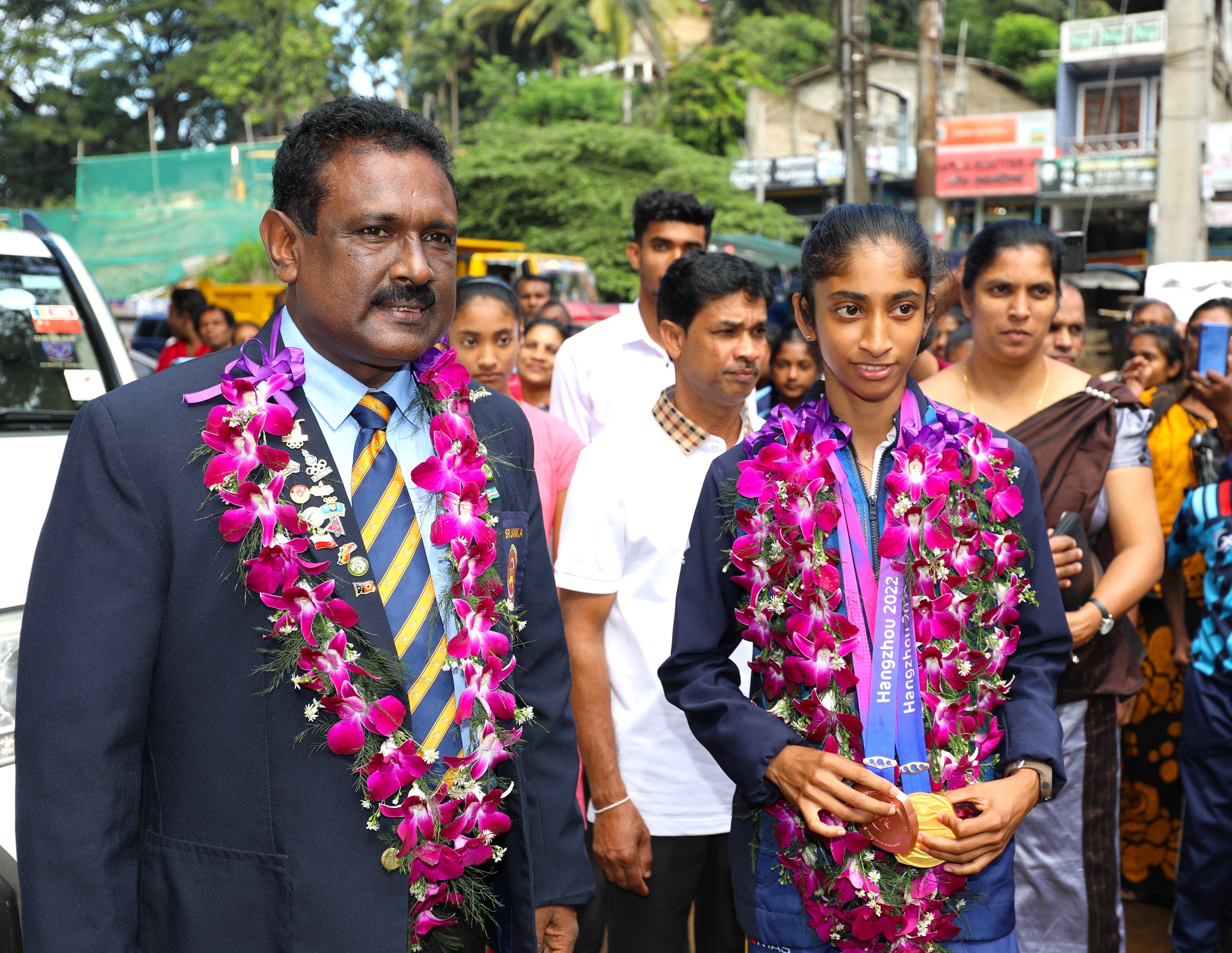 ලක් මව රනින් සැරසූ තරුෂිට පාසලෙන් උපහාර.