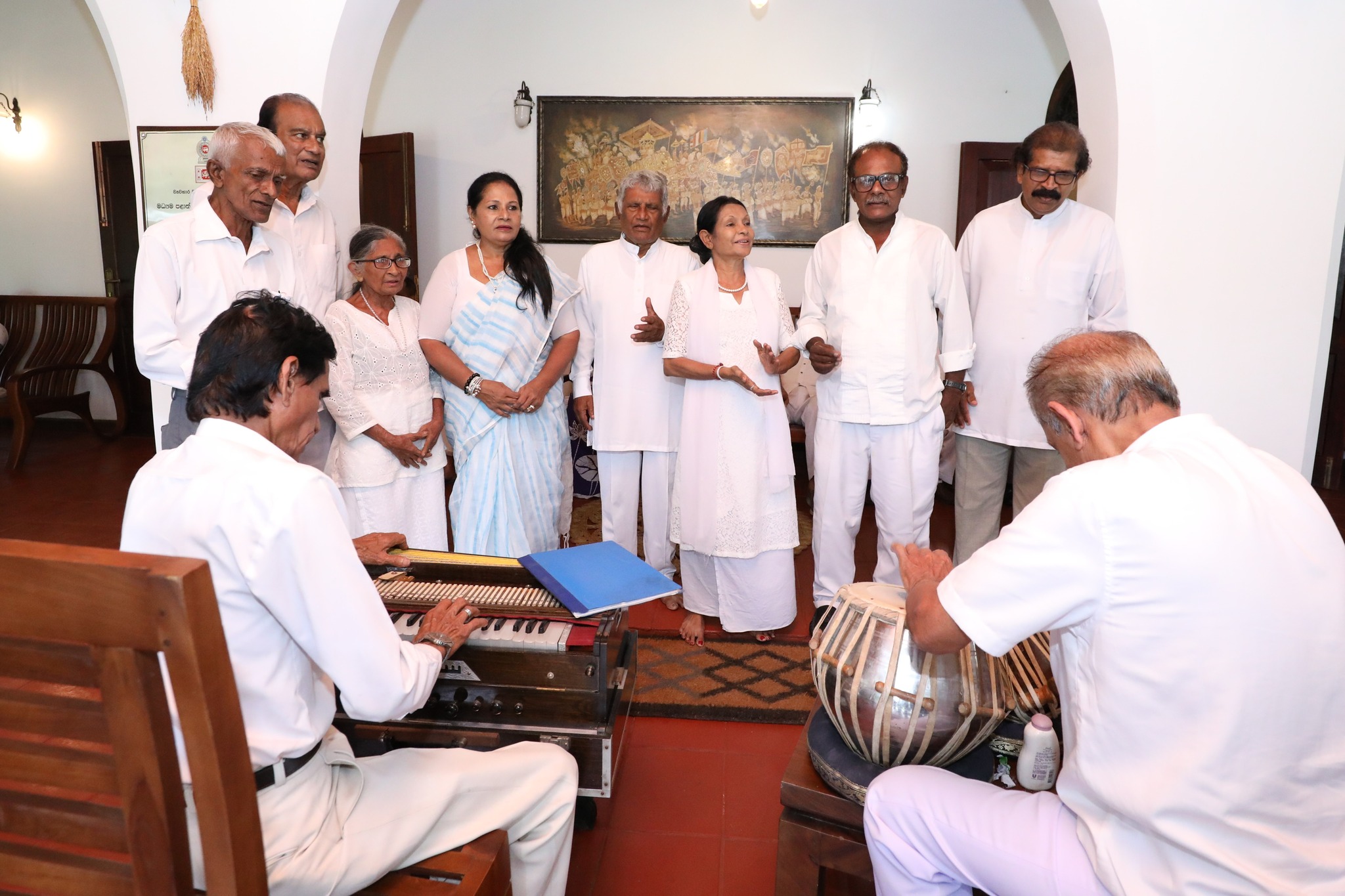 ටවර් හෝල් පදනමේ කලාකරුවෝ මධ්යම ආණ්ඩුකාරතුමා හමුවේ.