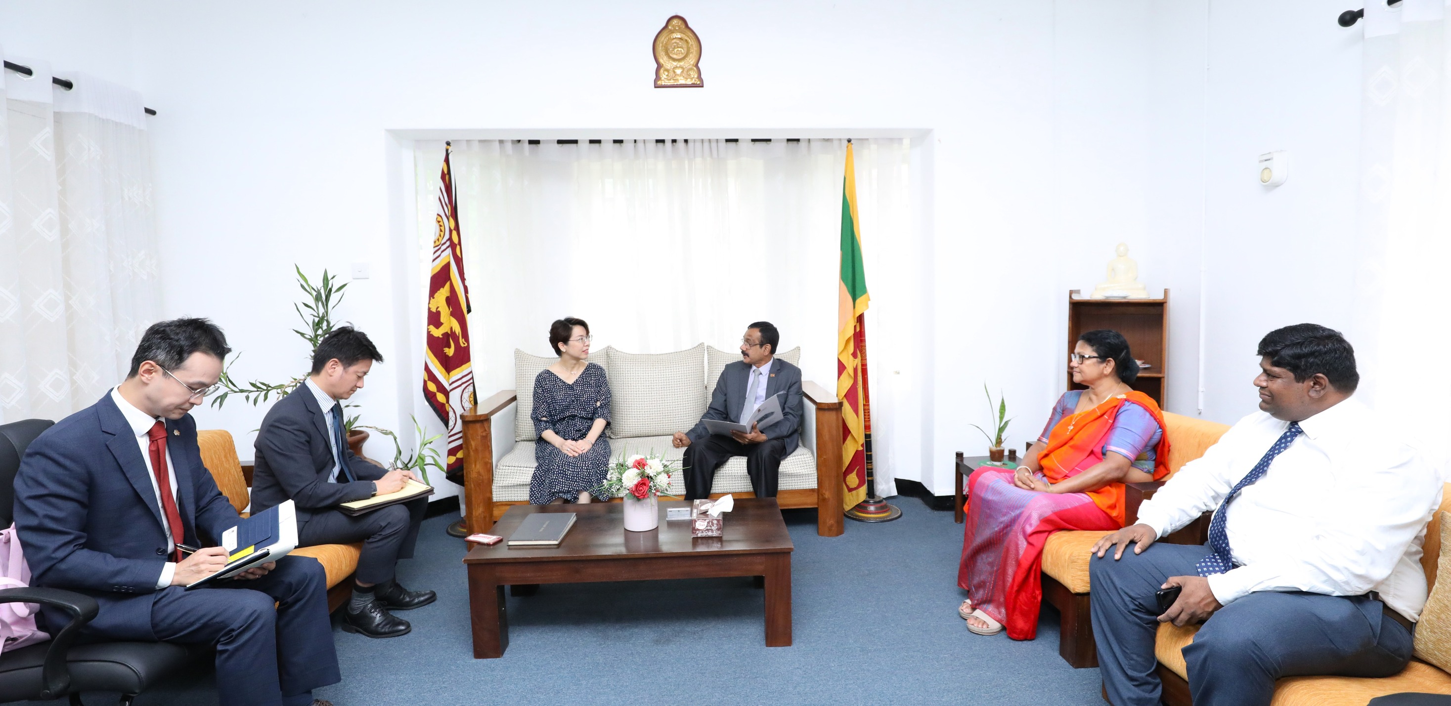 ශ්රී ලංකාවේ කොරියානු තානාපතිවරිය සහ මධ්යම පළාත් ආණ්ඩුකාරවරයා අතර සුහද සාකච්ඡාවක් මහනුවරදී.