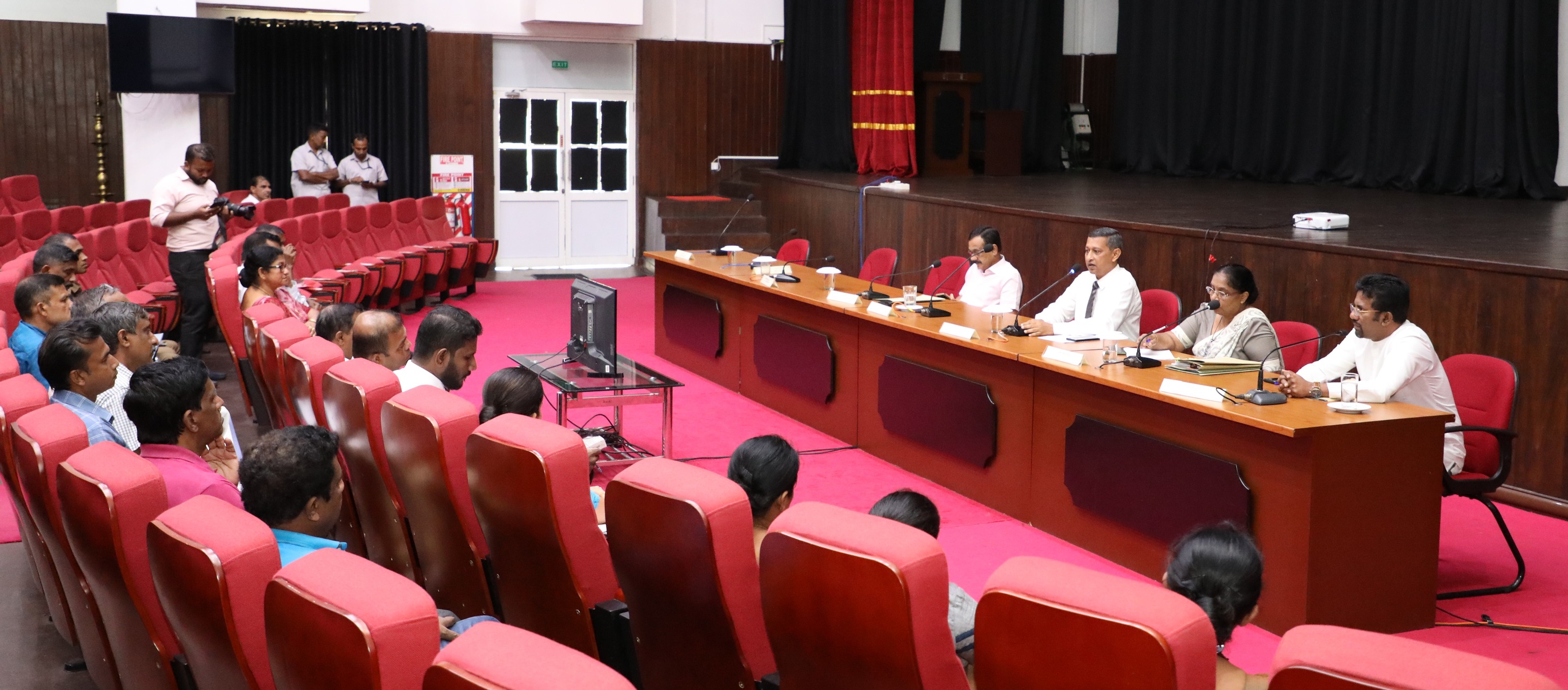 මහනුවර වෙළෙඳ ප්රජාවේ ගැටලු විසඳීම කෙරෙහි බලධාරීන්ගේ අවධානය යොමුවේ.