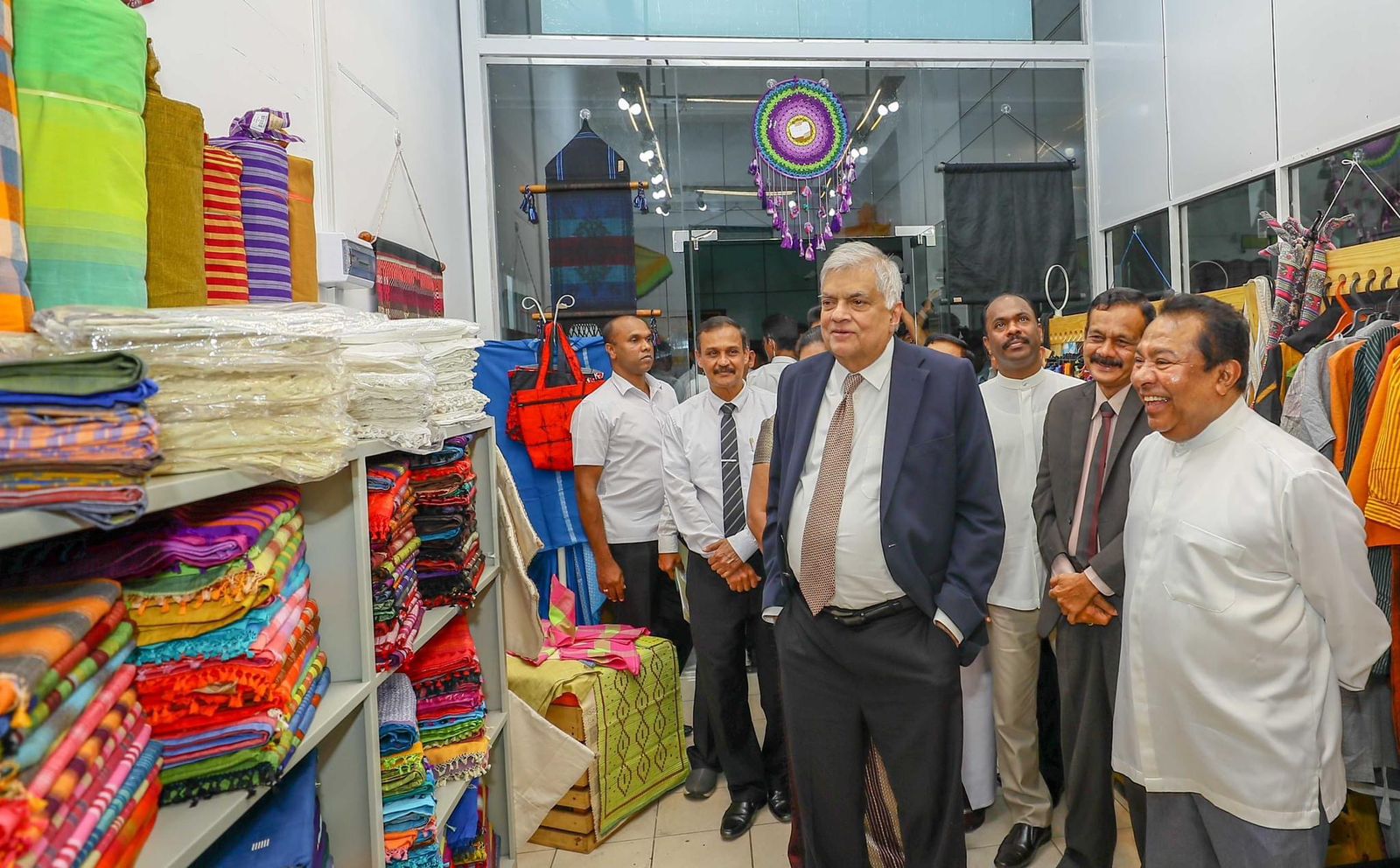 නුවරඑළිය දිස්ත්රික් ලේකම් කාර්යාල පරිශ්රයේ ස්ථාපිත “මැදරට රෙදිපිළි වෙළෙඳ සැළ” ජන අයිතියට.