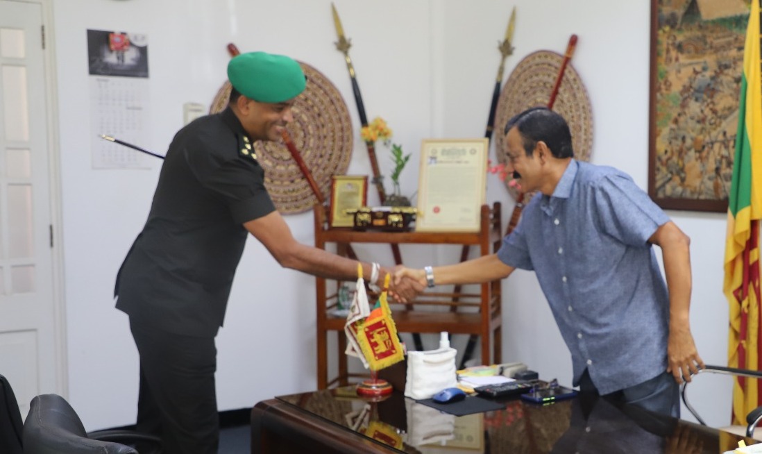ශ්රී ලංකා යුධ හමුදාවේ නව 111 වන පාබල සේනාංකාධිපතිවරයා මධ්යම ආණ්ඩුකාරවරයා හමුවෙයි.