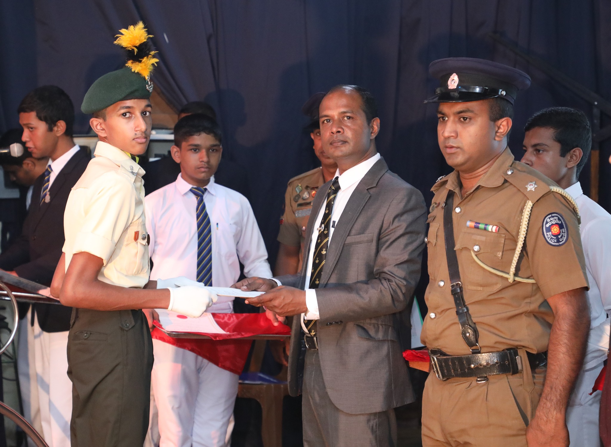 පොලිස්පති අභියෝගතා කුසලාන ශිෂ්ය බට තරගාවලියේ අනුශුරතාවය දිනු මහනුවර විද්යාර්ථයින්ට උපහාර.