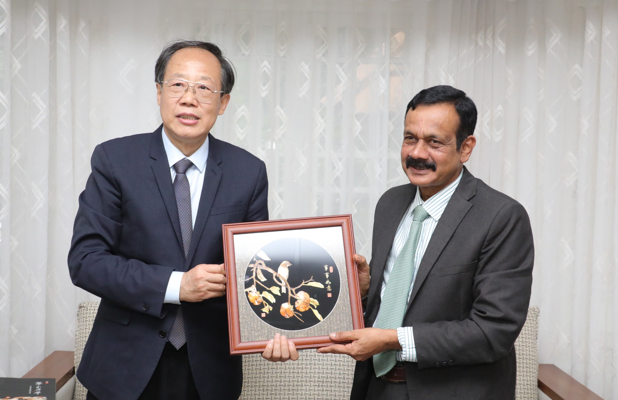 චීන මහජන සමූහාණ්ඩුවේ නියෝජිත පිරිසක් හා මධ්යම පළාත් ආණ්ඩුකාර නීතීඥ ලලිත් යූ. ගමගේ මහතා අතර හමුවක්.