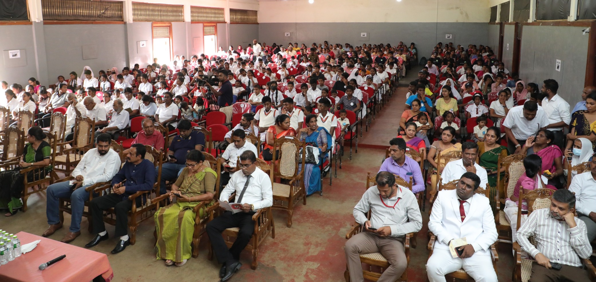මාතලේ අඩු ආදායම්ලාභී පවුල් වල දරුවන් වෙනුවෙන් පාසල් පොත් කට්ටල ලබාදීමේ වැඩසහනක් .