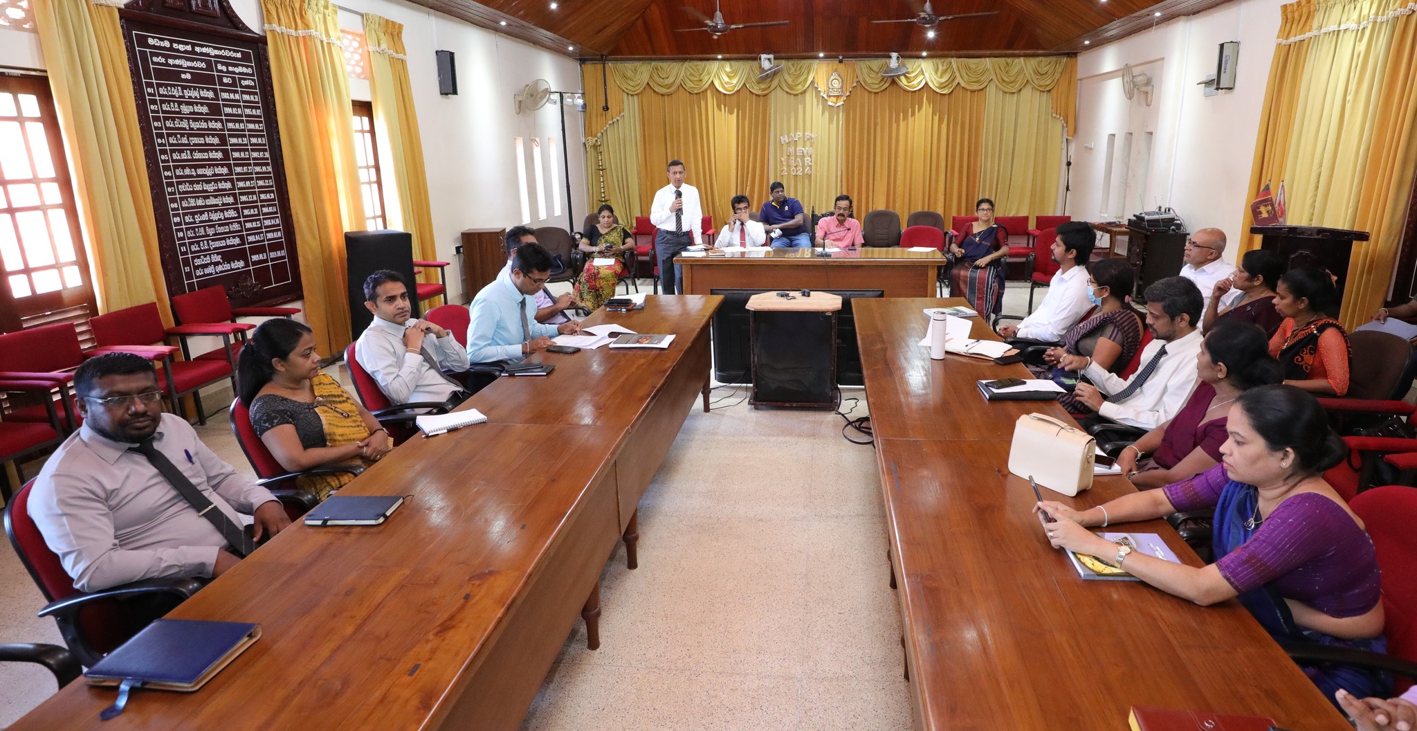 පවතින අයහපත් කාලගුණයත් හේතුවෙන් ආපදාවට ලක්වූ ප්රදේශවලට අනෙක් කාර්යයන් පසෙකලා මේ මොහොතේ ප්රමුඛත්වය ලබා දෙන්න