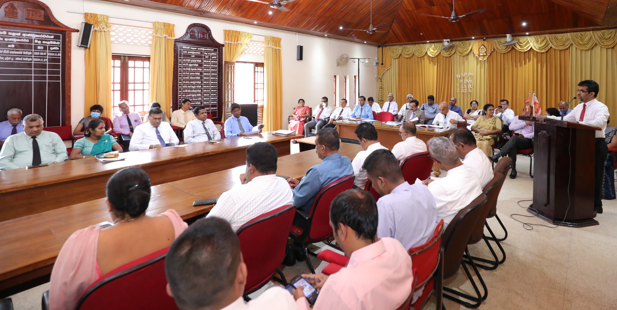 මධ්යම පළාත් සභාවේ පස් අවුරුදු සැලැස්මේ (2024-2028) කෙටුම්පත ආණ්ඩුකාරතුමා වෙත පිළිගැන්වේ.
