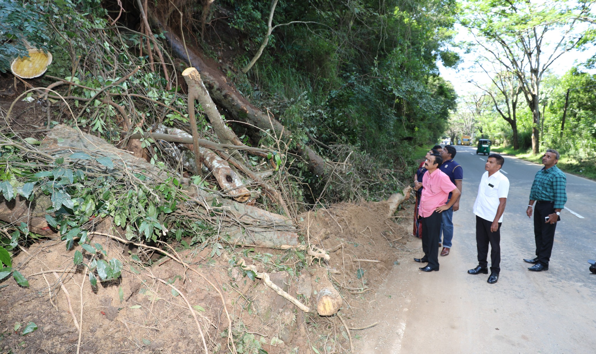 අපදාතත්වයට පත්ව ඇති මැදදුම්බර , උඩුදුම්බර මාර්ගයන් හා ඒ අවට ප්රදේශයන්හි පවතින වර්තමාන තත්ත්වයන් සොයා බැලේ.