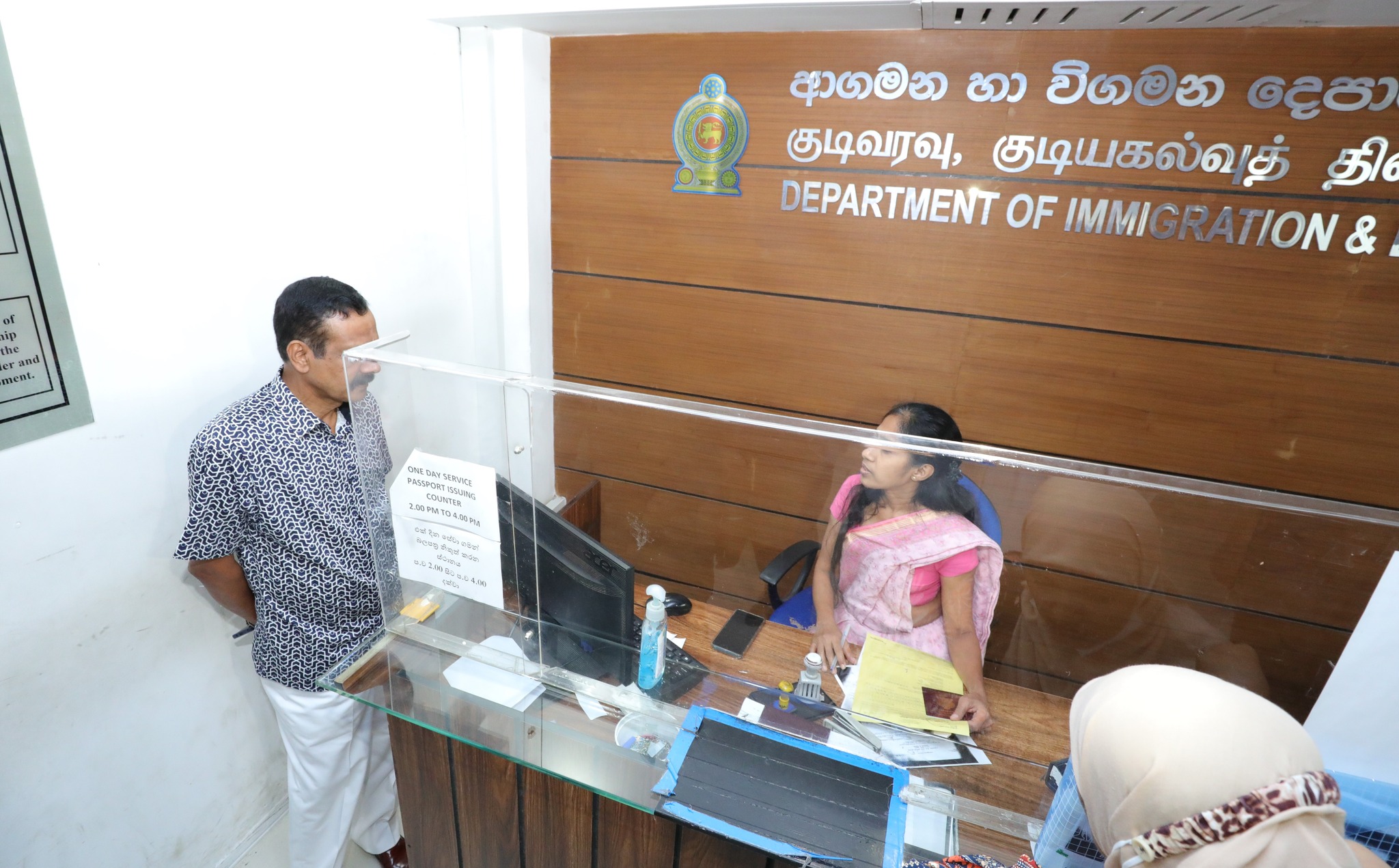 ආගමන හා විගමන දෙපාර්තමේන්තුවේ මහනුවර ප්රාදේශීය කාර්යාලයේ කටයුතු මධ්යම ආණ්ඩුකාරතුමාගේ නිරීක්ෂණයට.