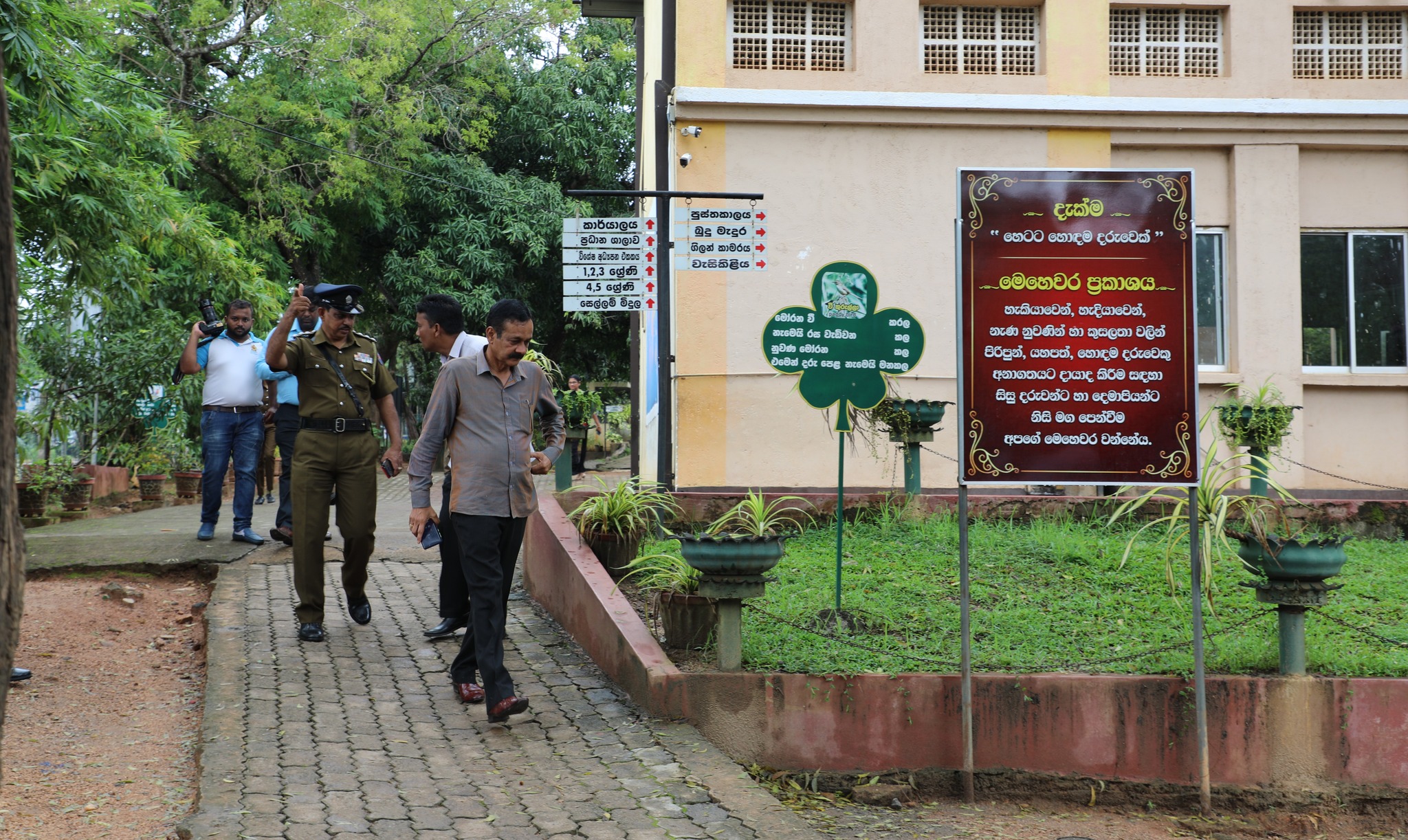 ශිෂ්යත්ව විභාගයෙන් විශිෂ්ට දක්ෂතාවයක් දක්වමින් මධ්යම පළාතේ ප්රථම ස්ථානය හිමිකරගත් මාතලේ ඉනාමළුව ප්රාථමික විද්යාලය ආණ්ඩුකාරතුමා නිරීක්ෂණයට.