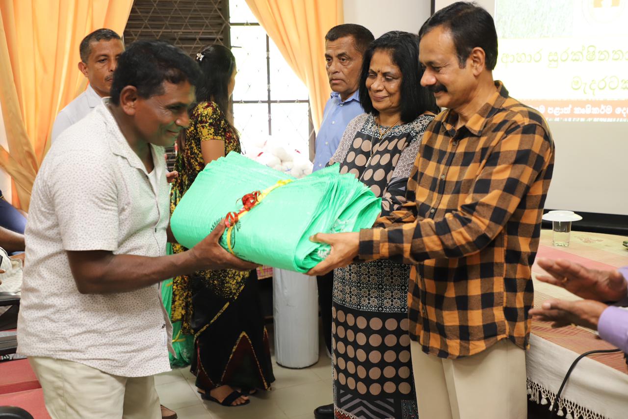 දිරිය ගොවි මහතුන් සදහා කෘෂි උපකරණ හා ද්රව්ය.