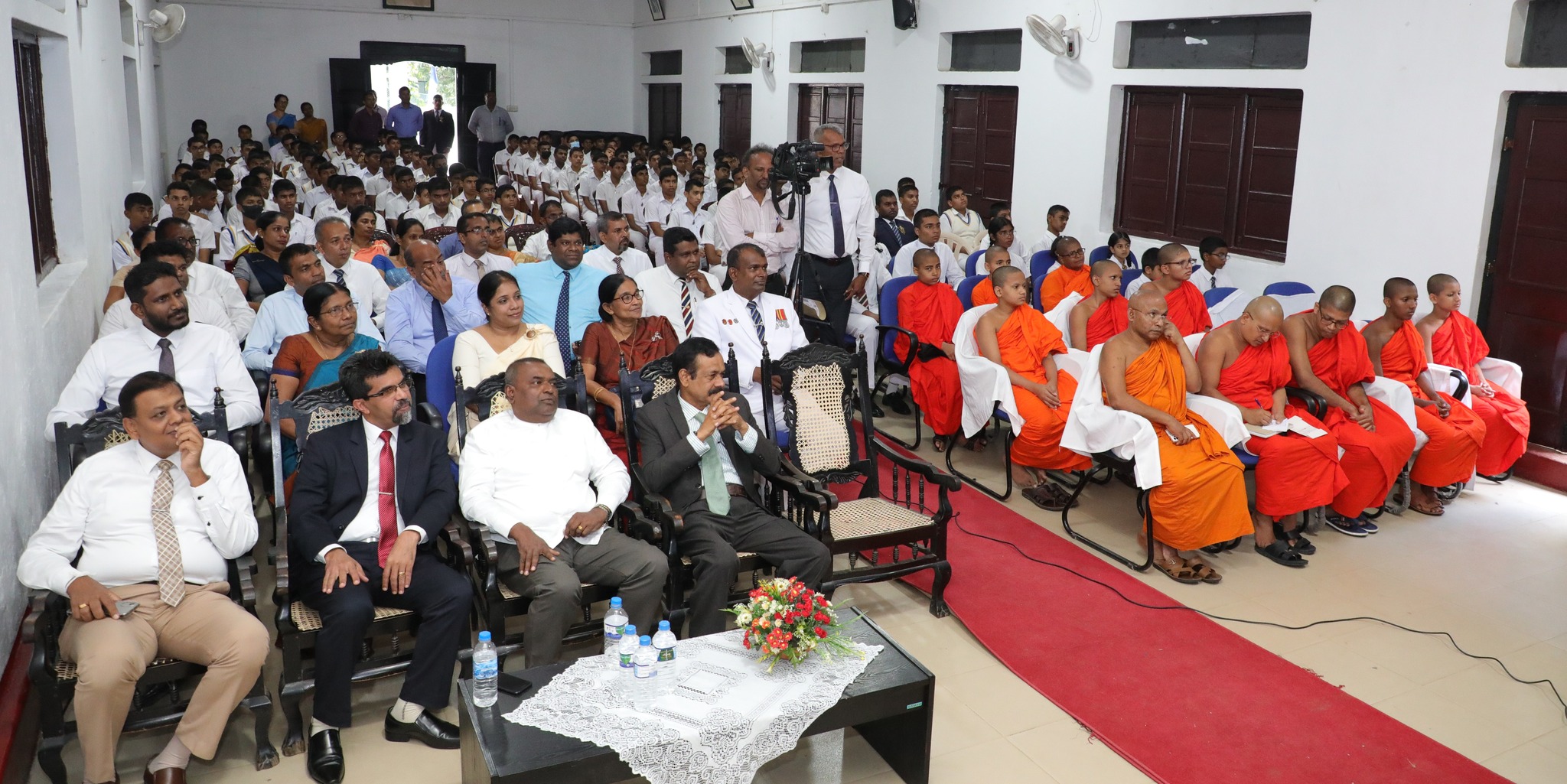 මධ්යම පළාත් පාසල් පෙළපොත් හා නිල ඇඳුම් රෙදි බෙදා දීමේ වැඩසටහන.