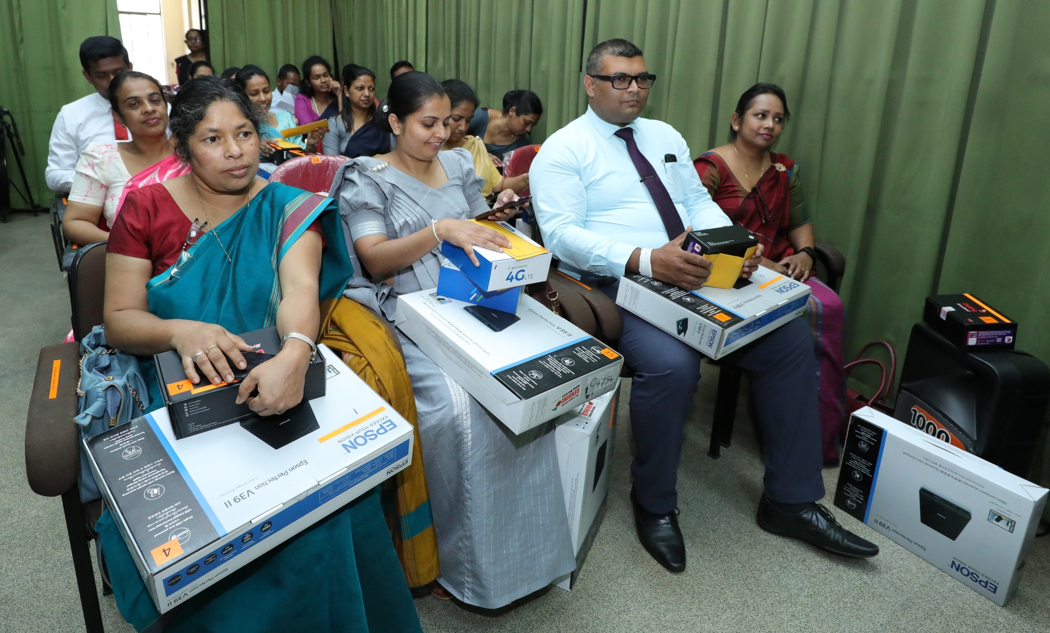 මධ්යම පළාතේ වාහන ආදායම් බලපත්ර අංශ සඳහා තාක්ෂණික උපකරණ.