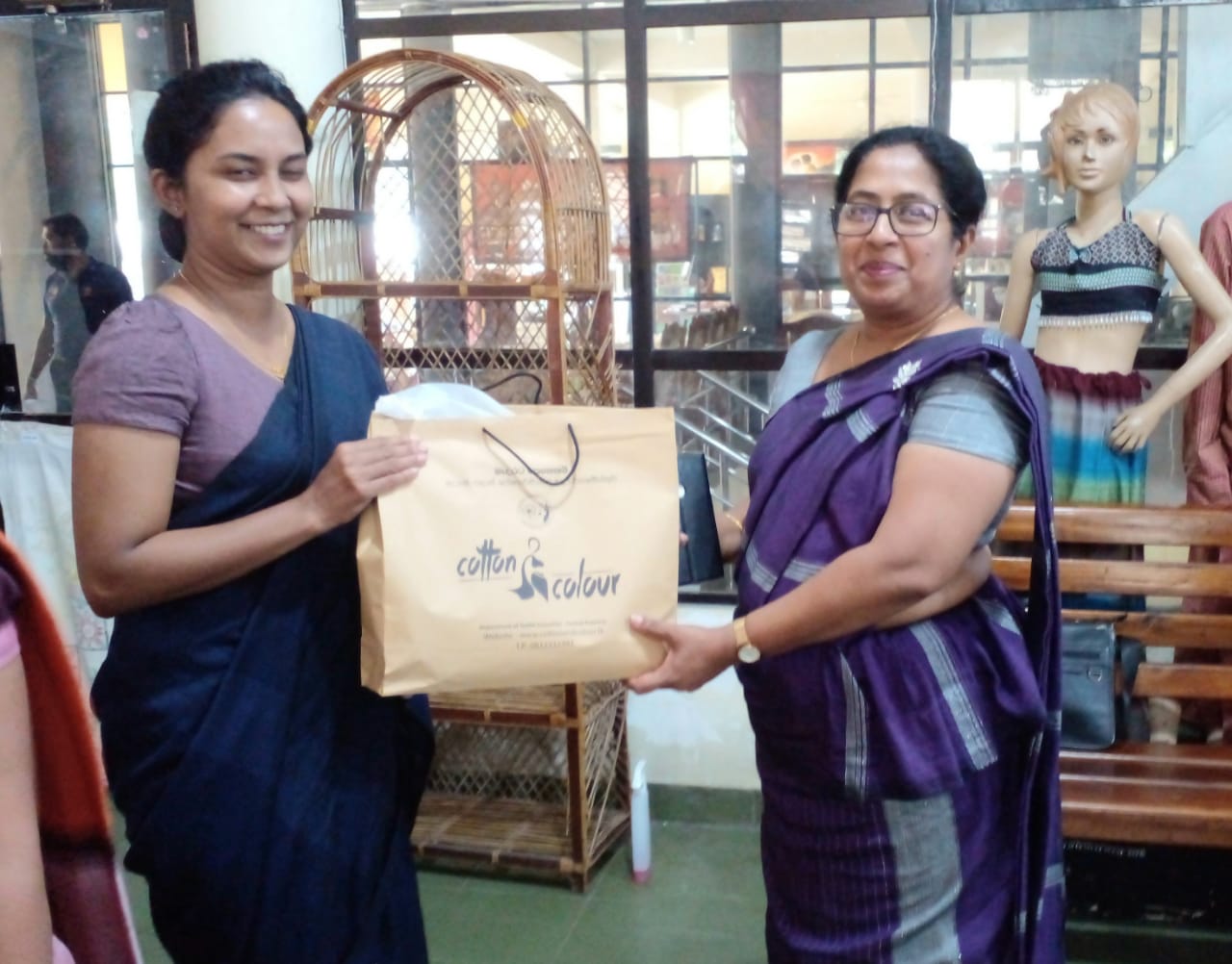 රාජ්ය නිලධාරින් සදහා සහන පදනම මත දේශීය අත්යන්ත්ර රෙදිපිළි ලබාදීමේ වැඩසටහන.