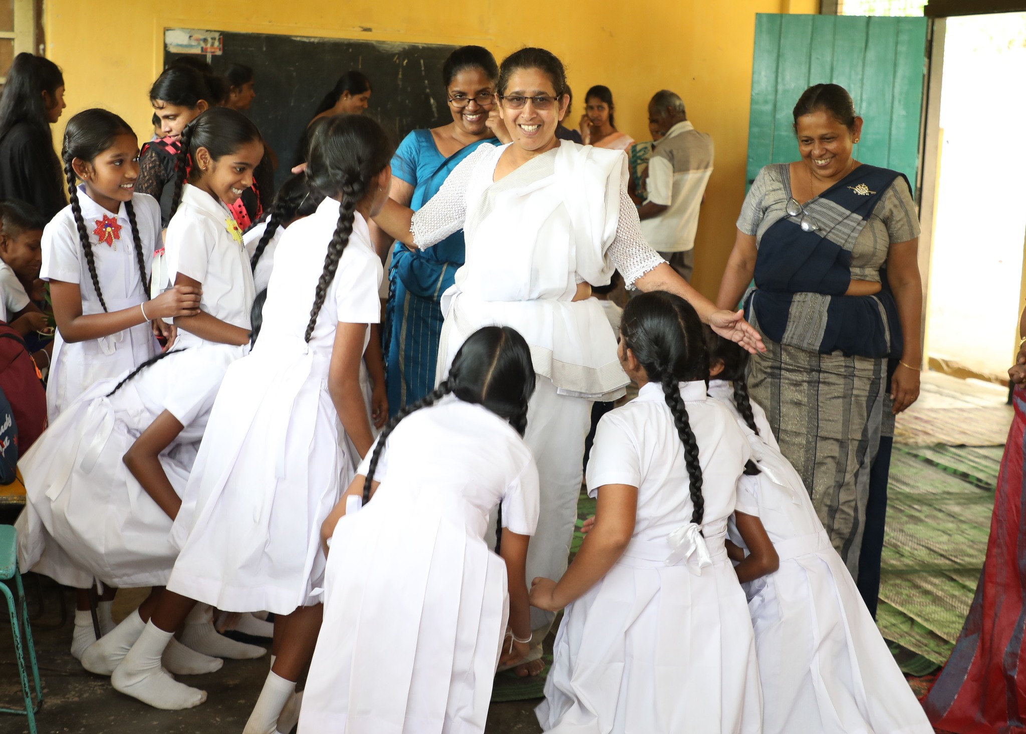 හල්ඔළුව නවෝද්‍යා මහා විද්‍යාලයට නවක සිසුන්... 