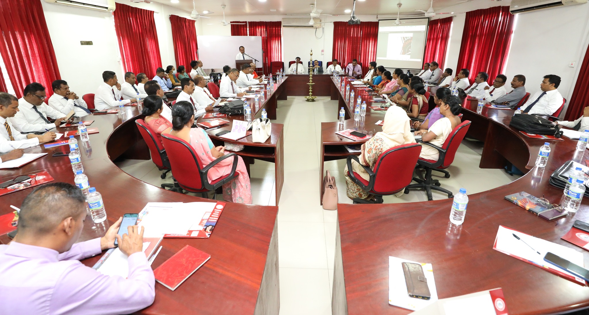 පාසල් නායකත්වය පිණිස විදුහල්පතිවරුනට නව මානයන්...