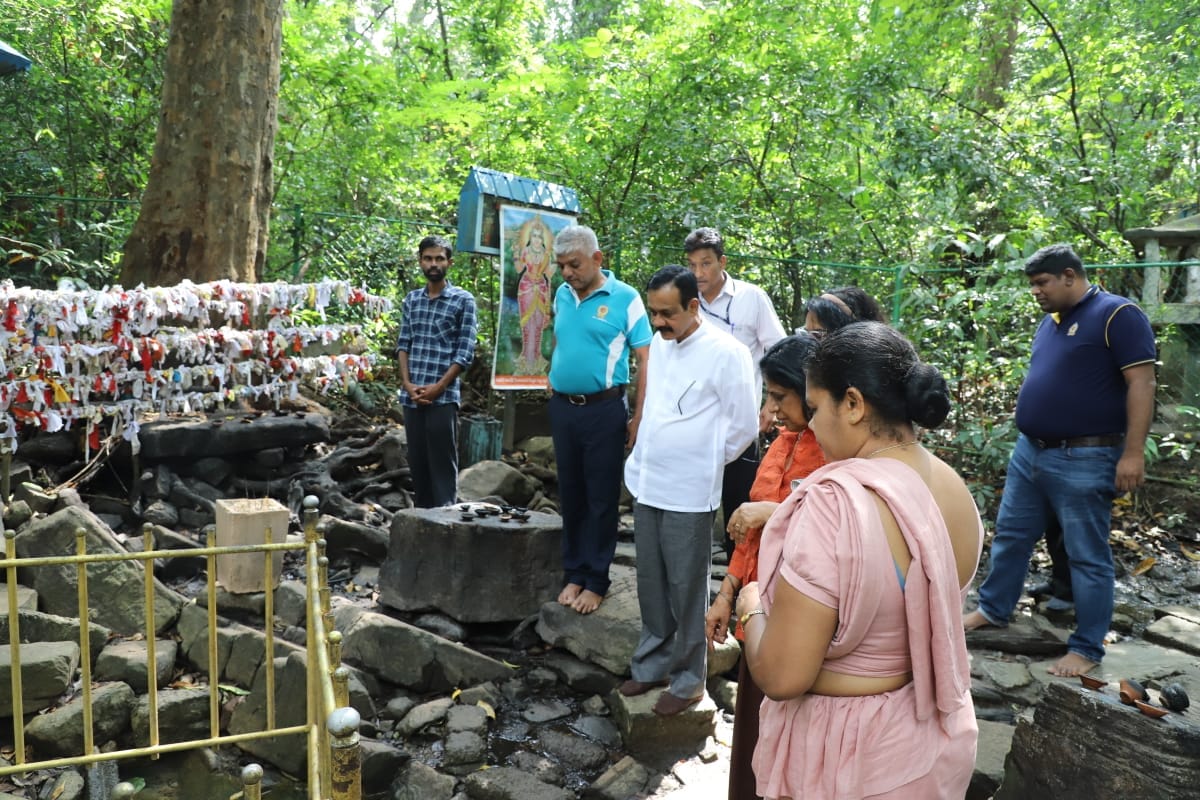 ලග්ගල ඓතිහාසික කිරිඅම්මා උල්පත ස්ථානය මධ්යම පළාත් ආණ්ඩුකාර නිතිඥ ලලිත් යු.ගමගේ මහතා ඇතුලු කාර්ය මණ්ඩය එහි නිිරක්ෂණයට.