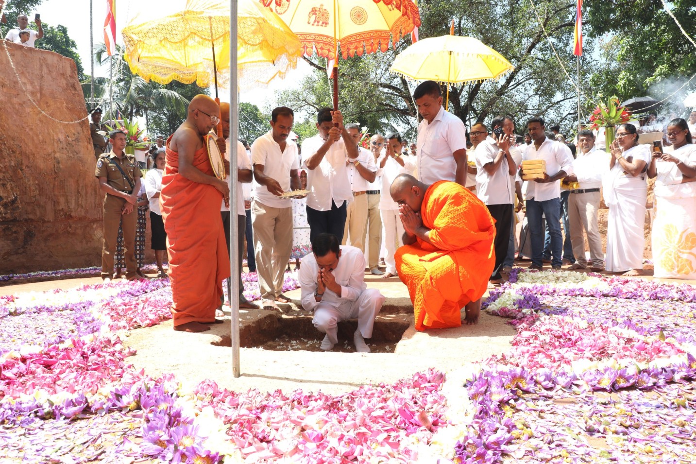 බොක්කාවල, වෑවල, ශ්රී ඉසිපතනාරාම ස්වර්ණ විහාරස්ථානයේ අභිනවයෙන් ඉදිකිරීමට නියමිත චෛත්යයේ මංගල ශිලා ප්රතිස්ථාපනය කෙරේ.