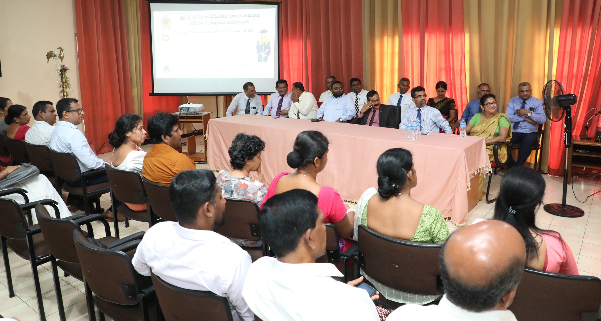 මුල් ළමාවිය සංවර්ධන හා අධ්යාපනය පිළිබඳ ඩිප්ලෝමා පාඨමාලාවක් .