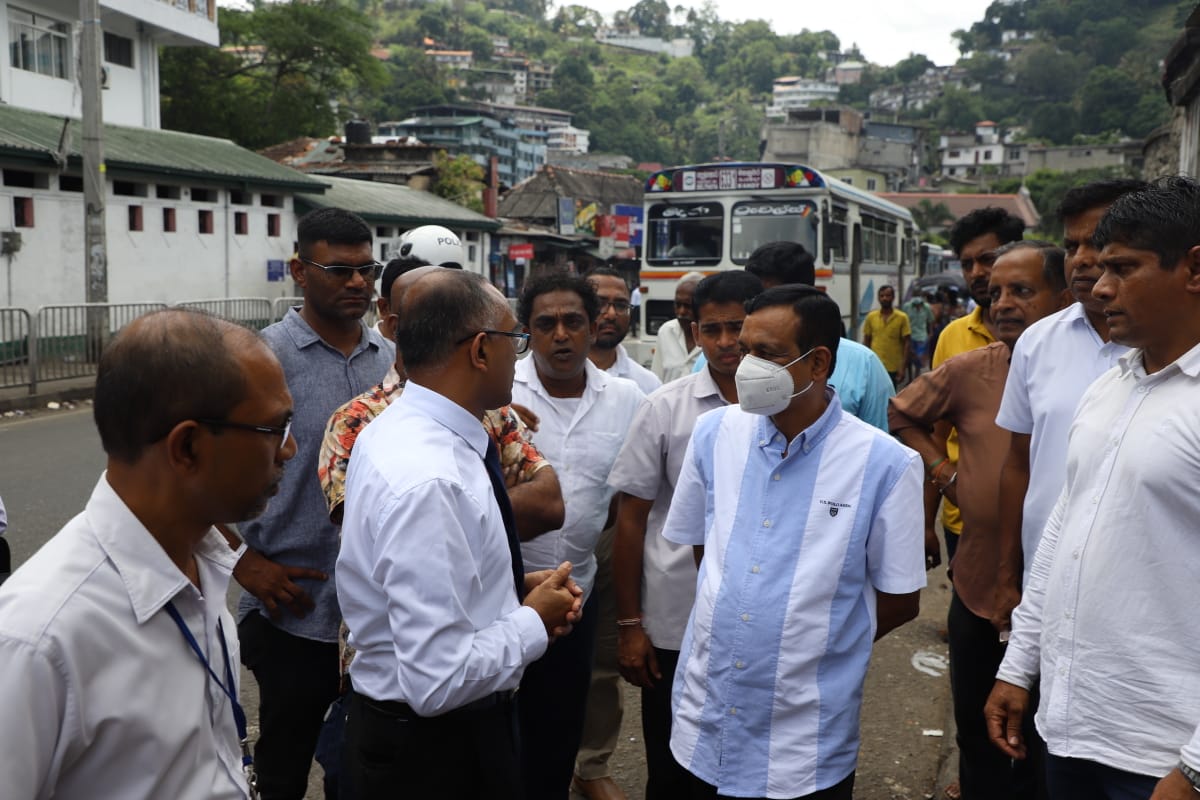 මහනුවර නාගරික මධ්යම වෙළදපොලේ වෙළදුන් මුහුණ දෙනු ලබන ගැටලු සම්බන්ධයෙන් සොයා බැලීමට මධ්යම ආණ්ඩුකාරවරයා හදිසි නිරීක්ෂණයක.