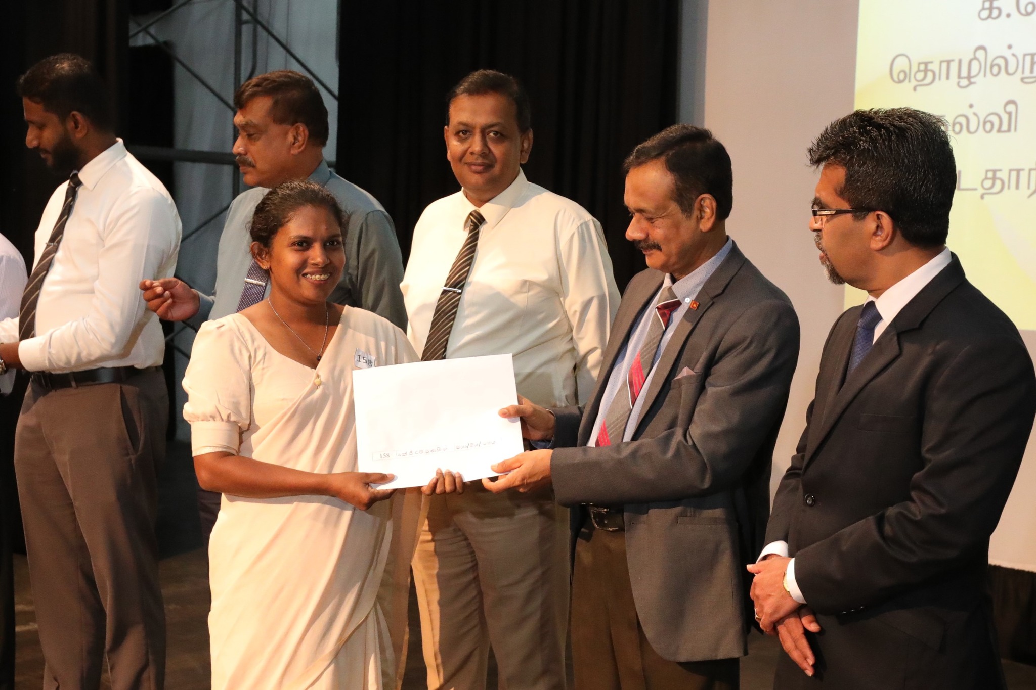 මධ්යම පළාත් ගුරු සේවයට උපාධිධාරී ගුරුවරුන් 176 ක් එක් වේ. පත්වීම් ප්රදානය මධ්යම ආණ්ඩුකාරවරයාගේ ප්රධානත්වයෙන් පල්ලෙකැලේ දී.