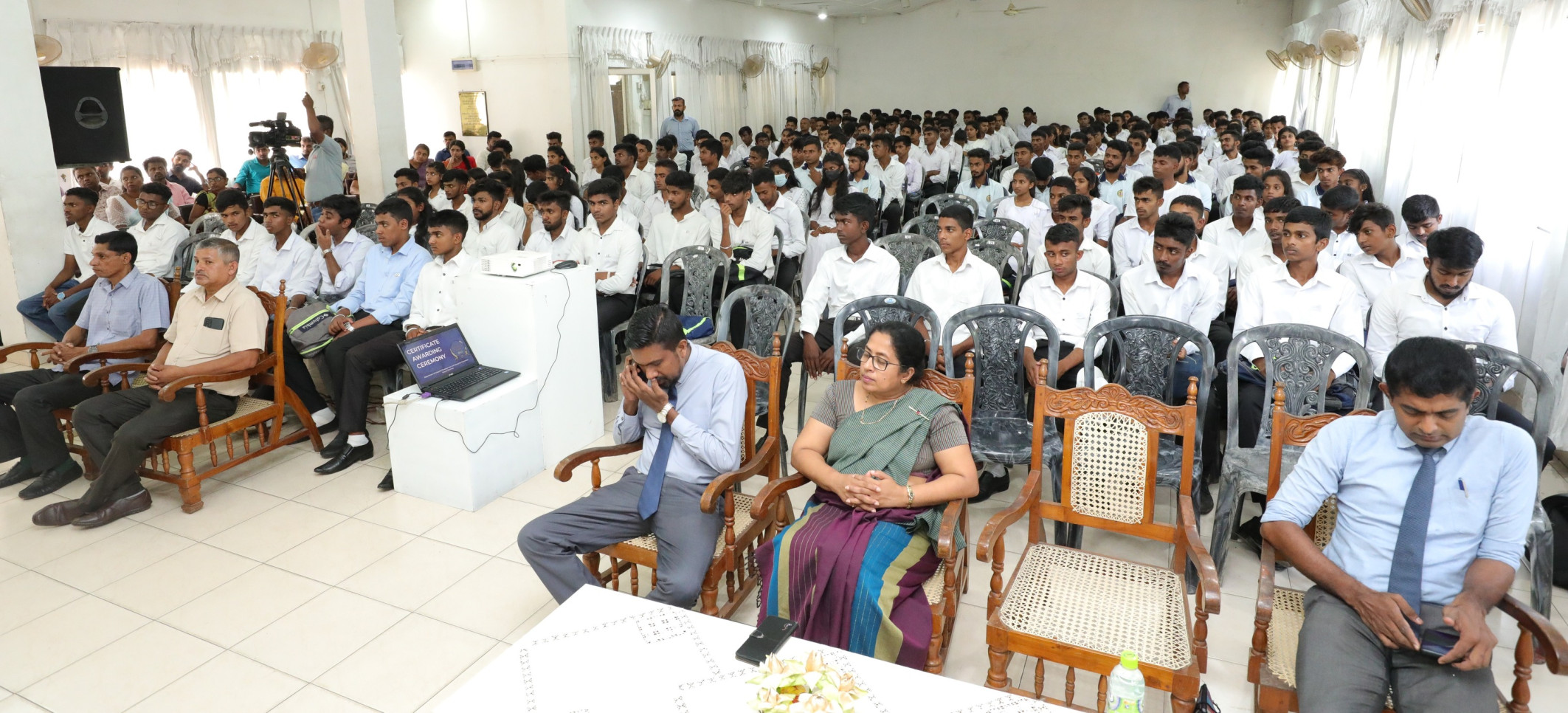 නිපුණත්වය ලද වෘත්තීය පුහුණුලාභීන් ඇගයේ .