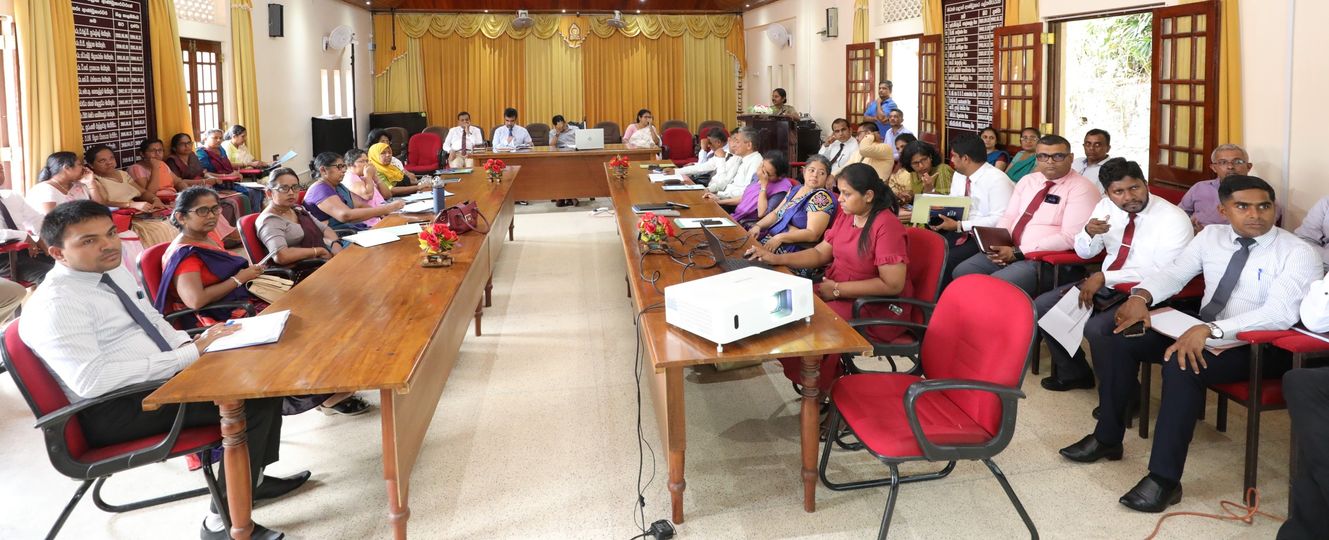 මධ්යම පළාත තුළ රජයේ ඉඩම් බදු පදනමින් බැහැර කිරීම හා පළාත් සභාව සදහා අයවන ඉඩම් බදු ආදායමේ ප්රගතිය සොයා බැලේ..