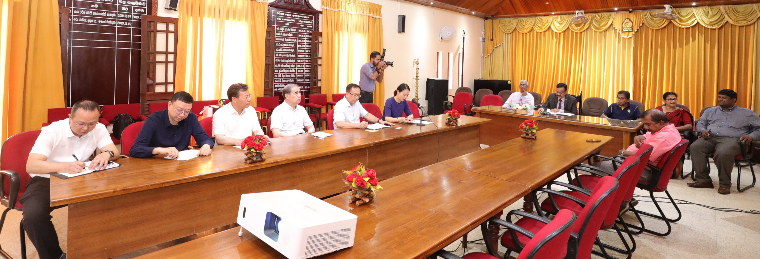 මධ්යම පළාත් ආණ්ඩුකාරවරයා සහ චීන ධුත පිරිසක් අතර සාකච්ඡාවක්.