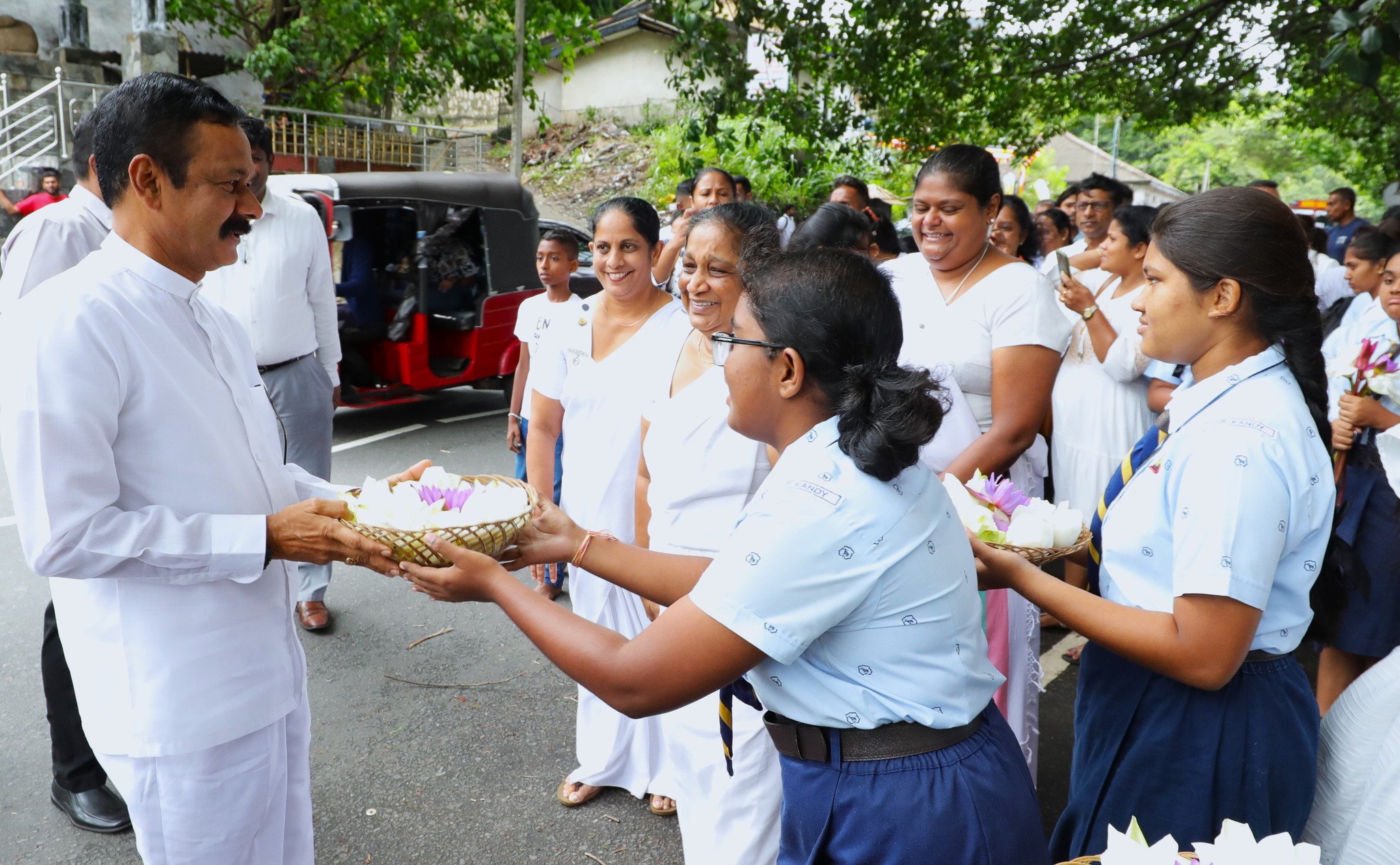 වෙසක් පොහෝ දින මහමායාවෙන් මල් දන්සලක්.