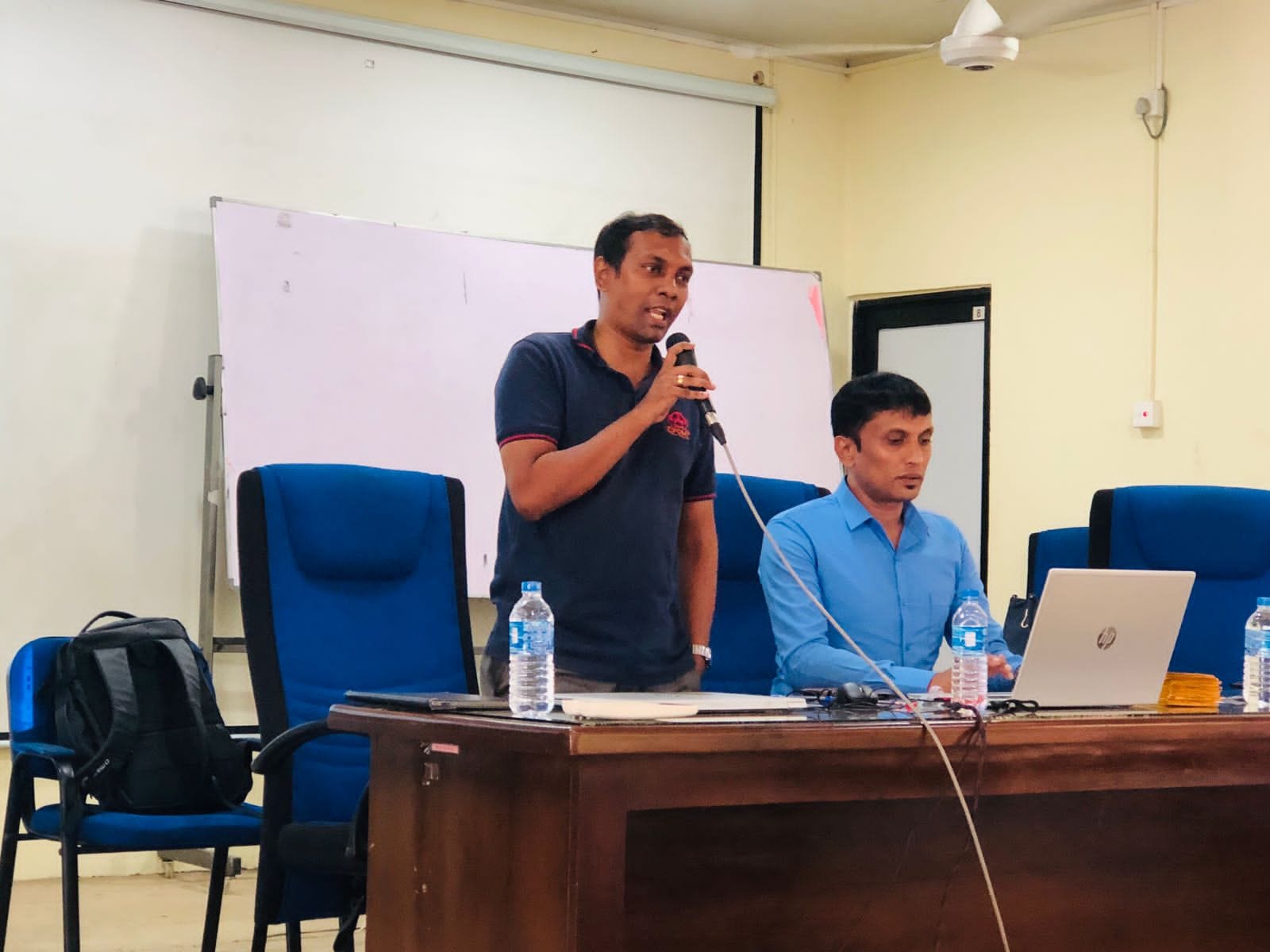මධ්යම පළාත් ප්රවාහන දෙපාර්තමේන්තුව මගින් වාහන ආදායම් බලපත්ර නිකුත් කිරීම පිළිබඳ වැඩමුළුවක්.