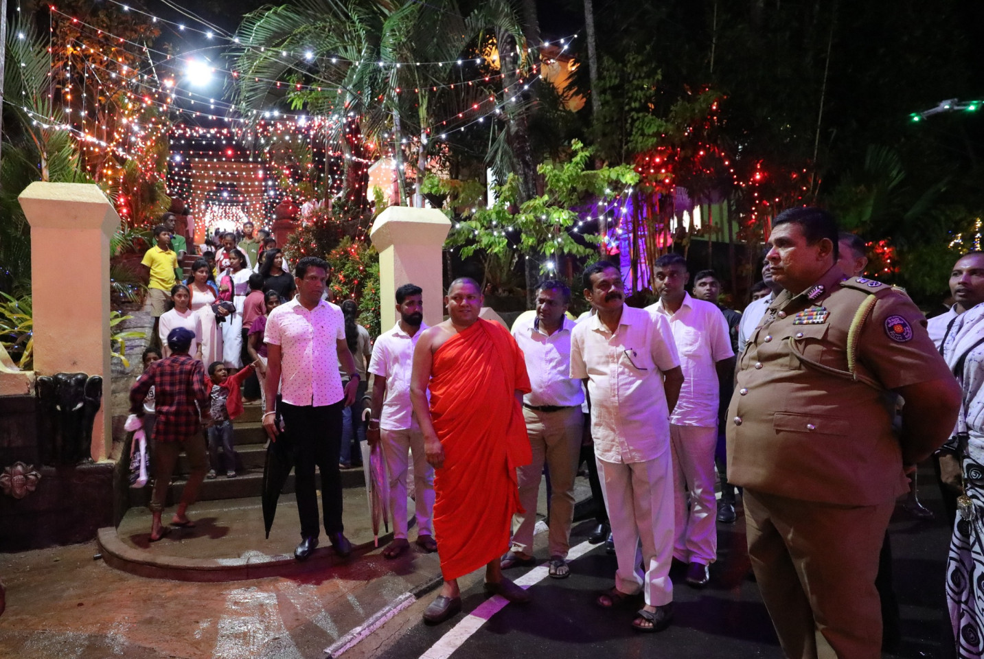දර්ශනීය සුදුහම්පොල වෙසක් කලාපය.