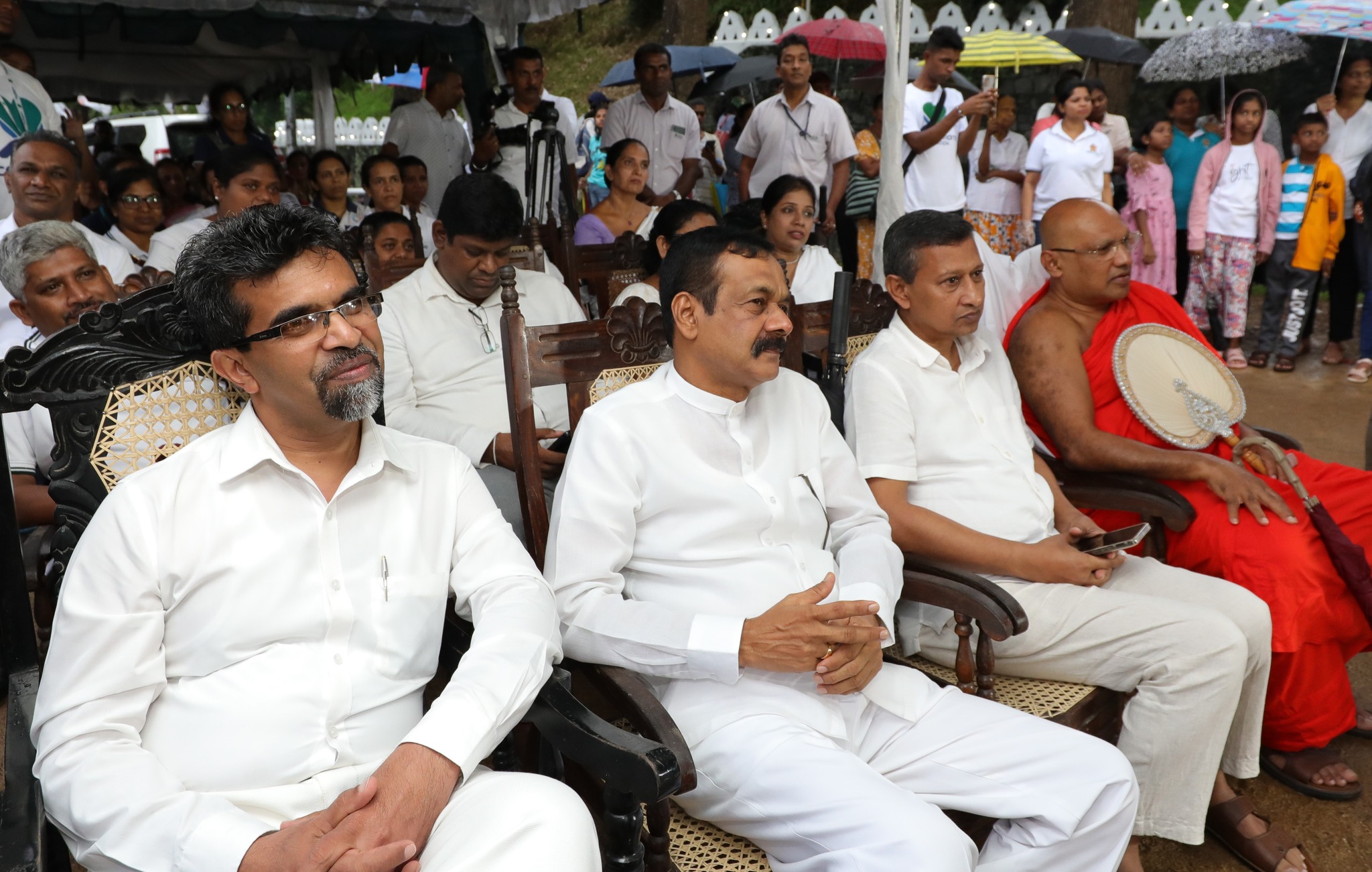 මහනුවර වැවරවුම වෙසක් කලාපය මගින් සංවිධානය කරන ලද භක්ති ගීත වැඩසටහන මධ්යම පළාත් ආණ්ඩුකාරවර ලලිත් යු. ගමගේ මහතාගේ ප්රධානත්වයෙන් .