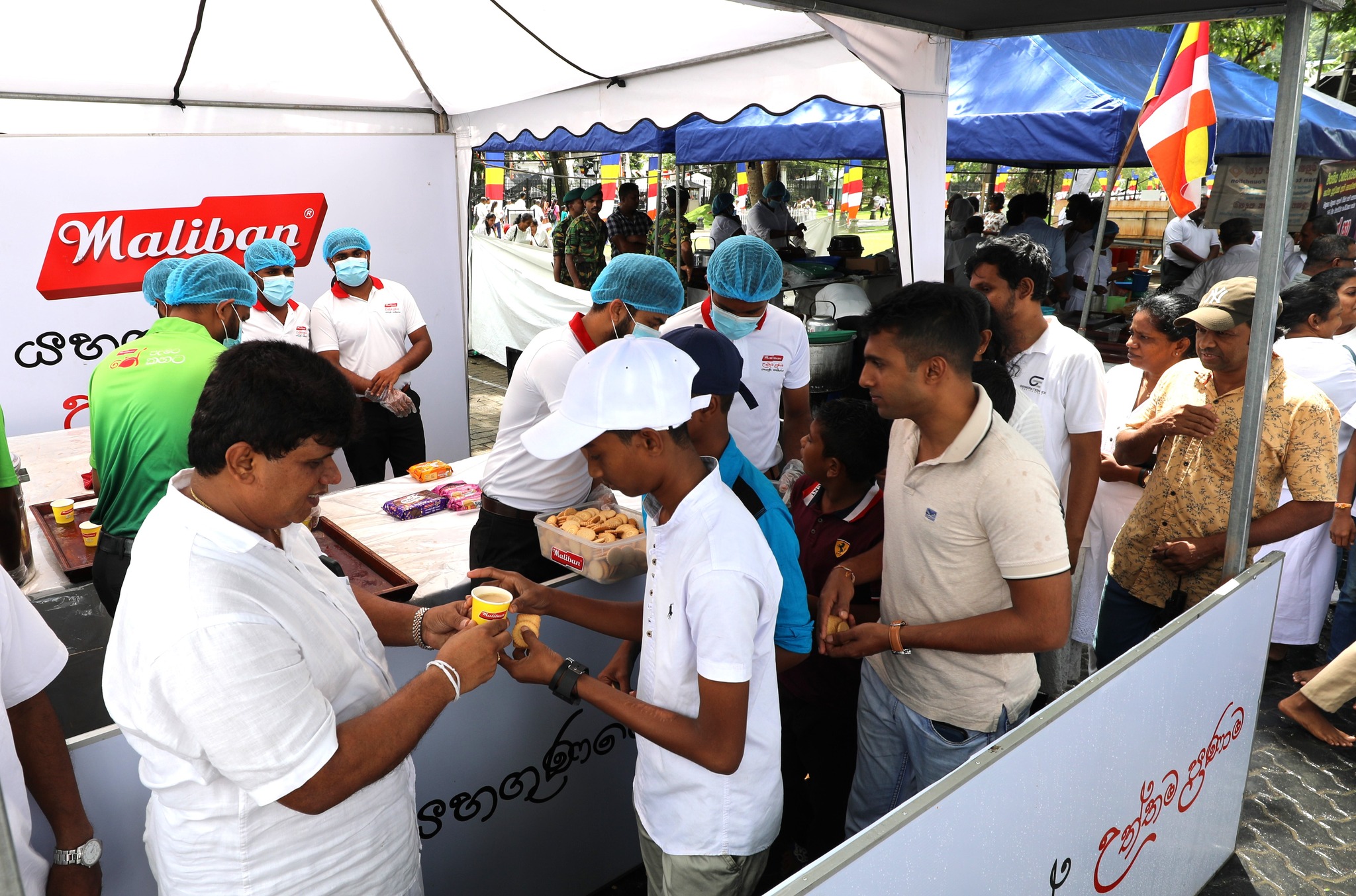 මහනුවර බැතිමතුන් වෙනුවෙන් දන්සැල් රැසක්.