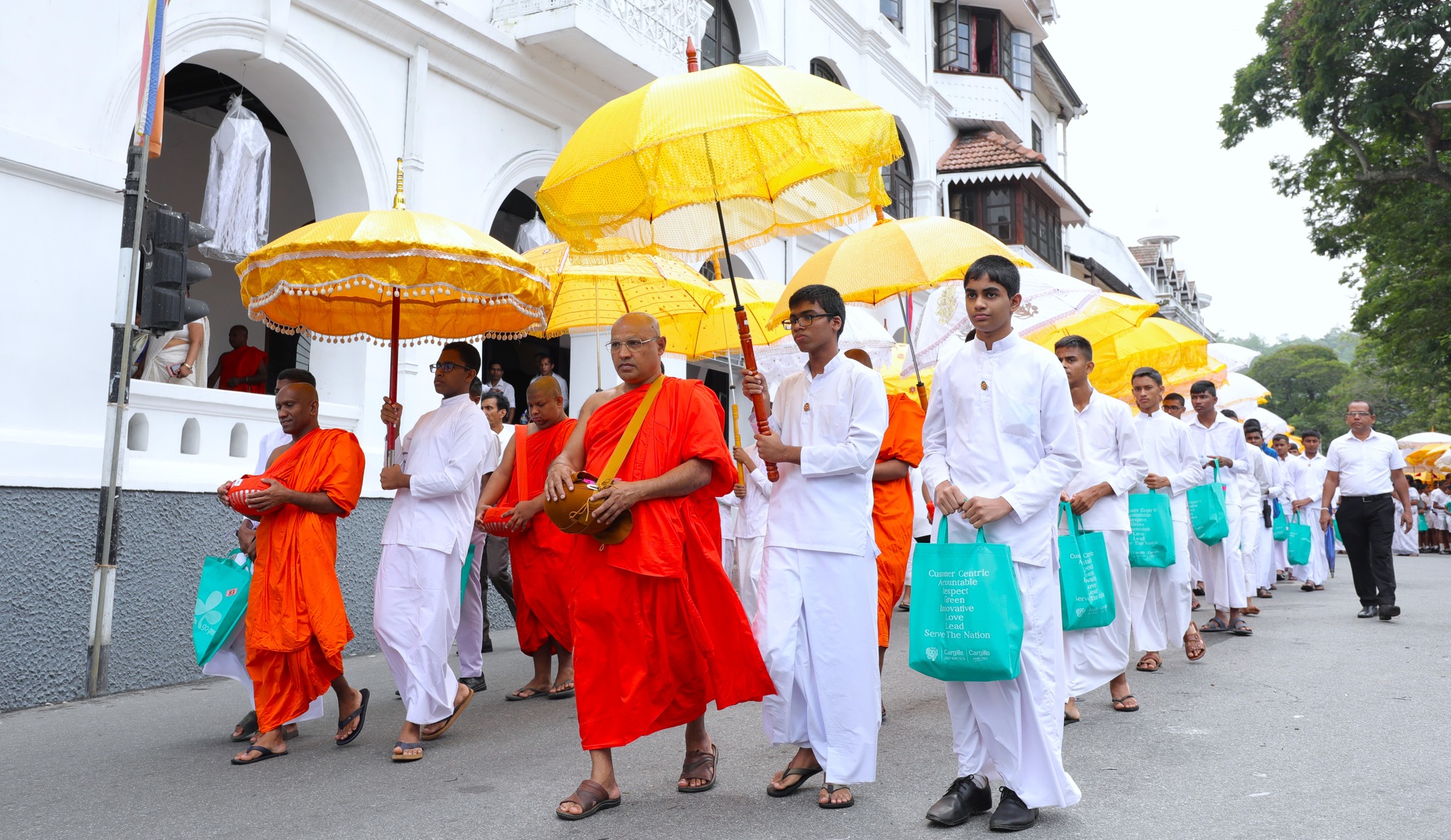 මහනුවර සෙංකඩගල වෙසක් කලාපය ආරම්භ කරමින් පන්සිය නමක් භික්ෂූන් වහන්සේලා පිණ්ඩපාත චාරිකාවේ.