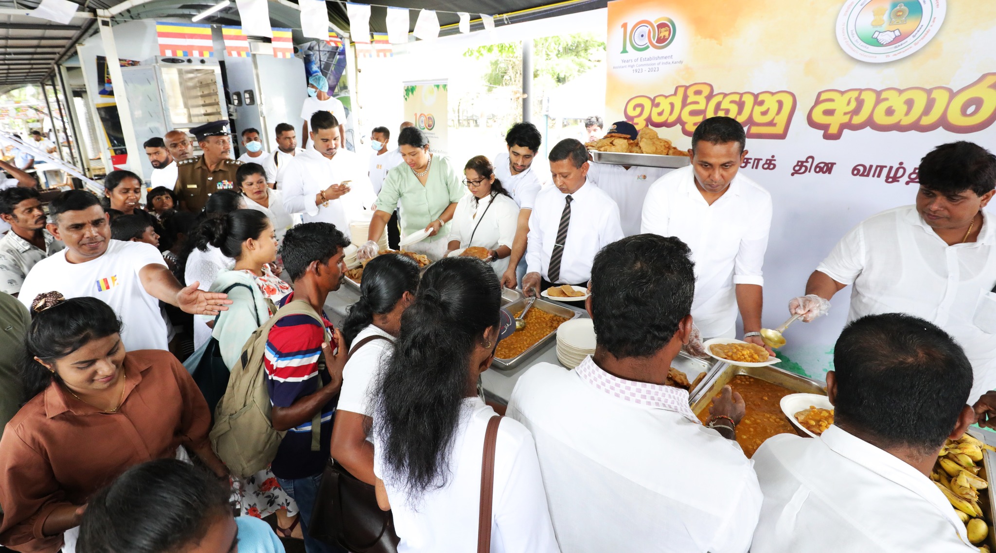 වෙසක් පොහෝ දිනයේ මහනුවරදි ඉන්දියානු ආහාර දන්සැලක්.