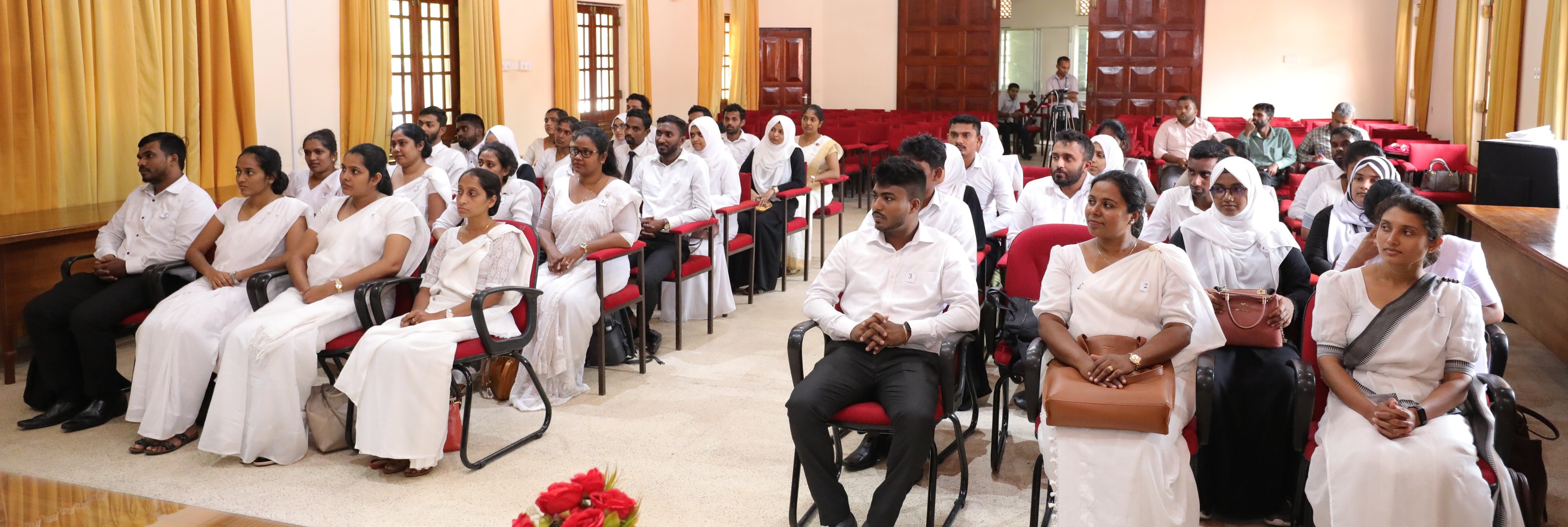 මධ්යම පළාතේ උපාධිධාරීන් 42ක් පළාත් ගුරු සේවයට.