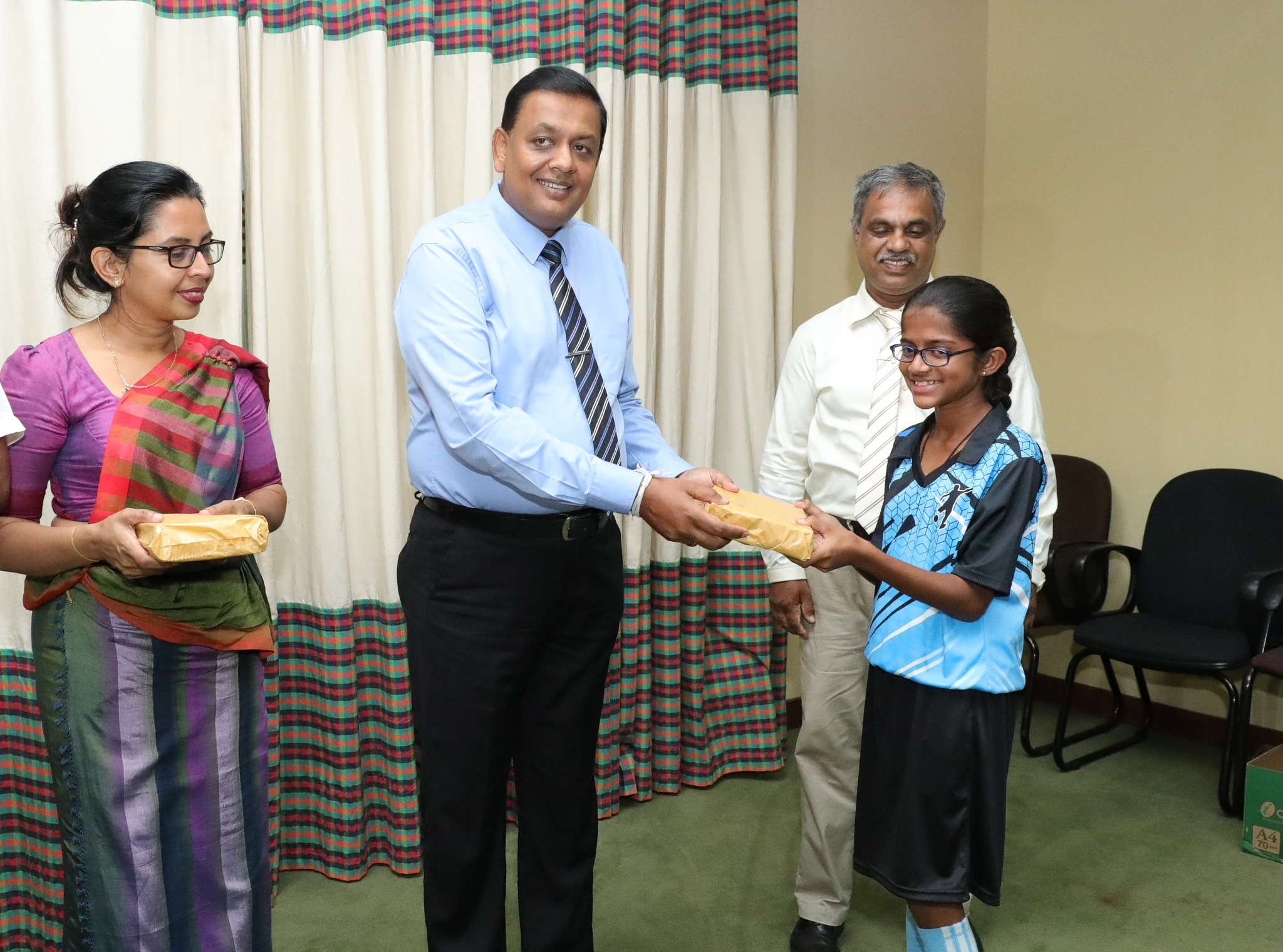 සමස්ත ලංකා දිනූ උඩුදුම්බර ද්විතීක පාසලේ බාලිකා පාපන්දු කණ්ඩායම ඇගයීමට ලක් කෙරේ.