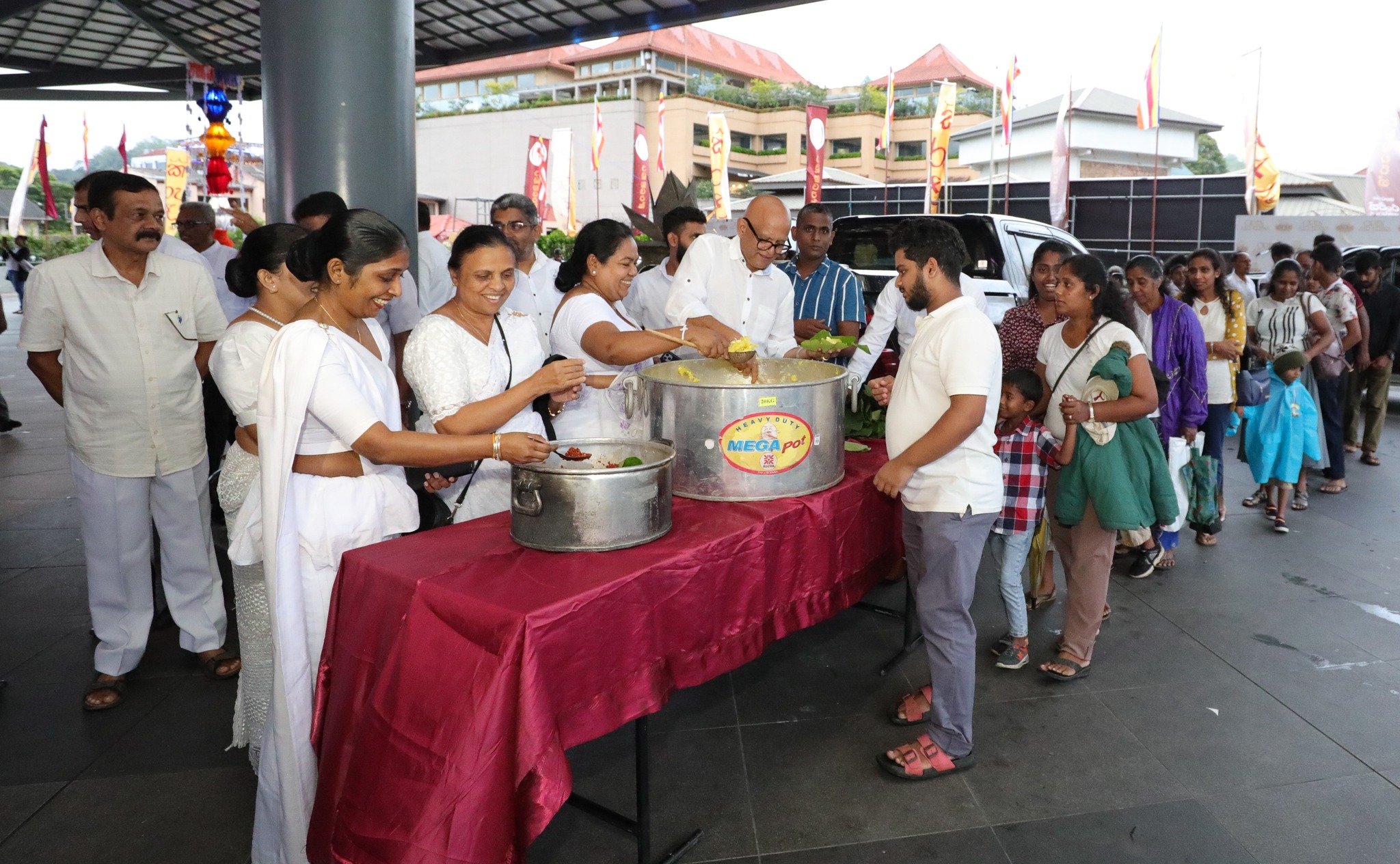 දැහැමි කිරුළ වෙසක් බැති ගී සරණිය.