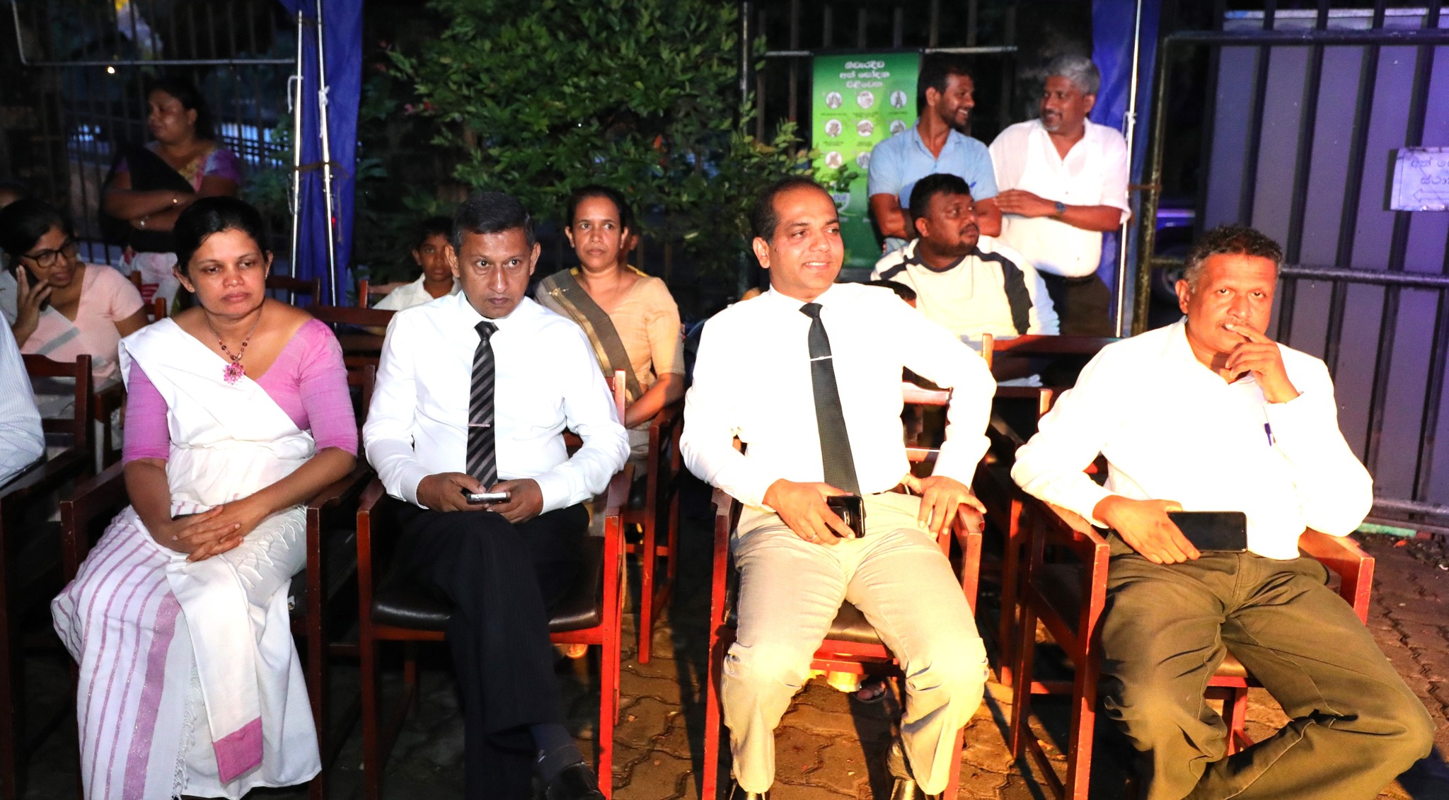මැදරට සුව සේවකයෝ බැති ගී ගායනයේ.