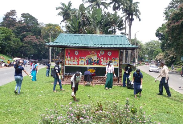 පළාත් කර්මාන්ත අමාත්යාංශය මගින් ඝන අපද්රව්ය එකතු කිරීමේ වැඩසටහනක්.