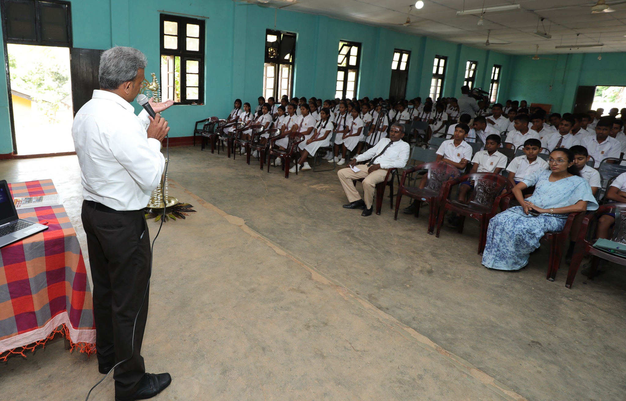 පාසල් මාධ්ය සමාජ බලගැන්වීමේ වැඩසටහනනේ තවත් අදියරක් දස්කර ඩී. බී. විජේතුංග ජාතික පාසලේදී.