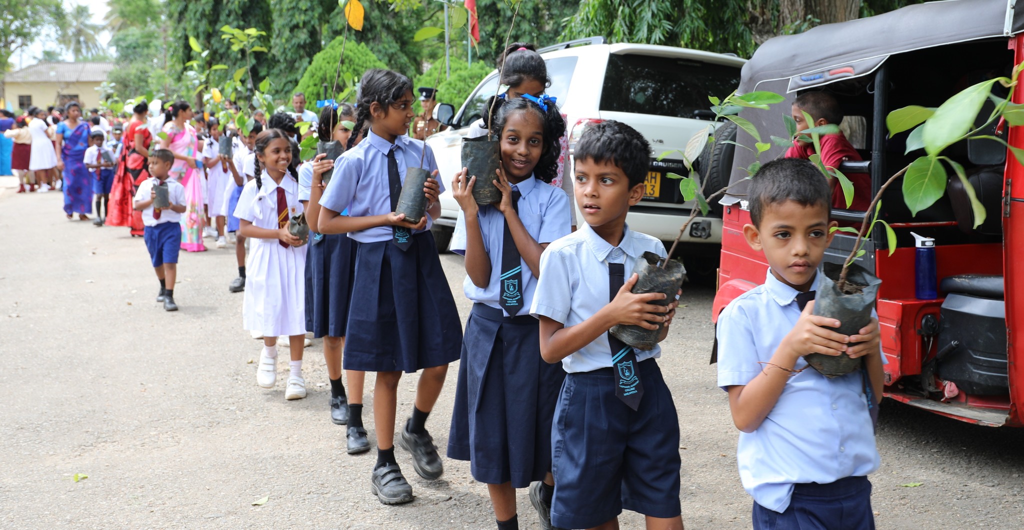 ජගත් පරිසර දිනයට කොස් පැල 200 ක් හා මී පැල 200 ක් සිටවීමේ ජාතික වැඩසහටහන මයිලපිටිය ලක්පහන විද්යාලයේදී මධ්යම පළාත් ආණ්ඩුකාරවර නීතිඥ ලලිත් යු ගමගේ මහතාගේ ප්රධානත්වයෙන්.