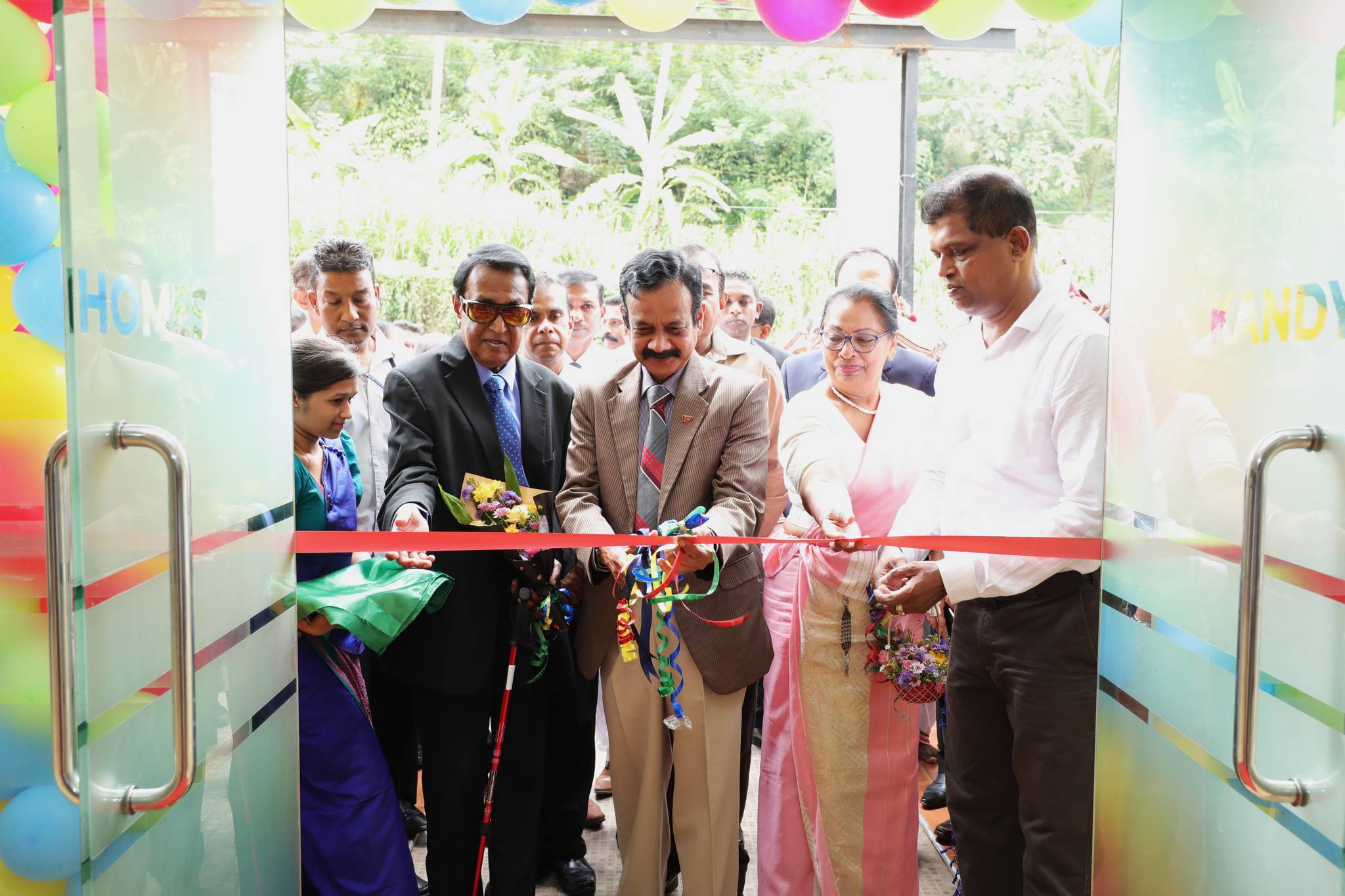 භාෂා හා වෘත්තීය අධ්යාපනයෙන් සවිමත් තරුණ පිරිසක්.