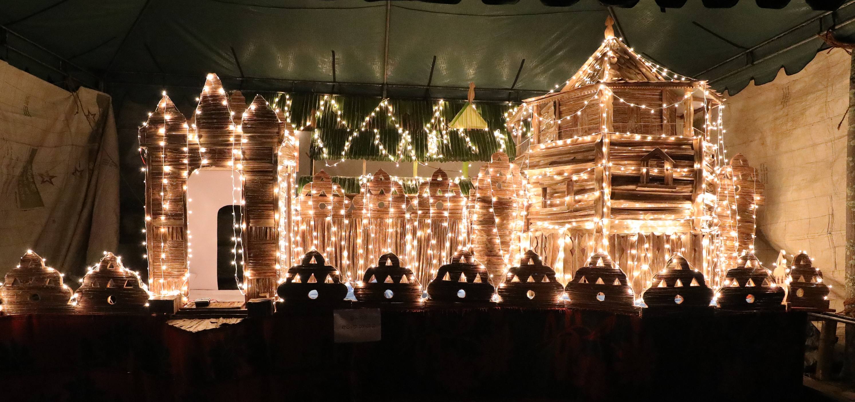 මැදරට පරිපාලන සංකීර්ණය පොසොන් සිරියෙන් ඇළලෙයි.