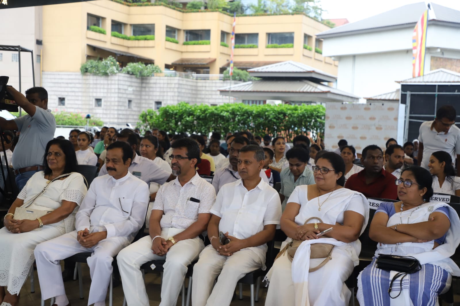 මධ්යම ආණ්ඩුකාරවරයා , සරසවි දරුවන් ,මහනුවර විවෘත බාලදක්ෂයන්, පාසල් සිසුන් හා රාජ්ය සේවකයින් සමගින් පොසොන් බැතී ගී ගායනයේ.